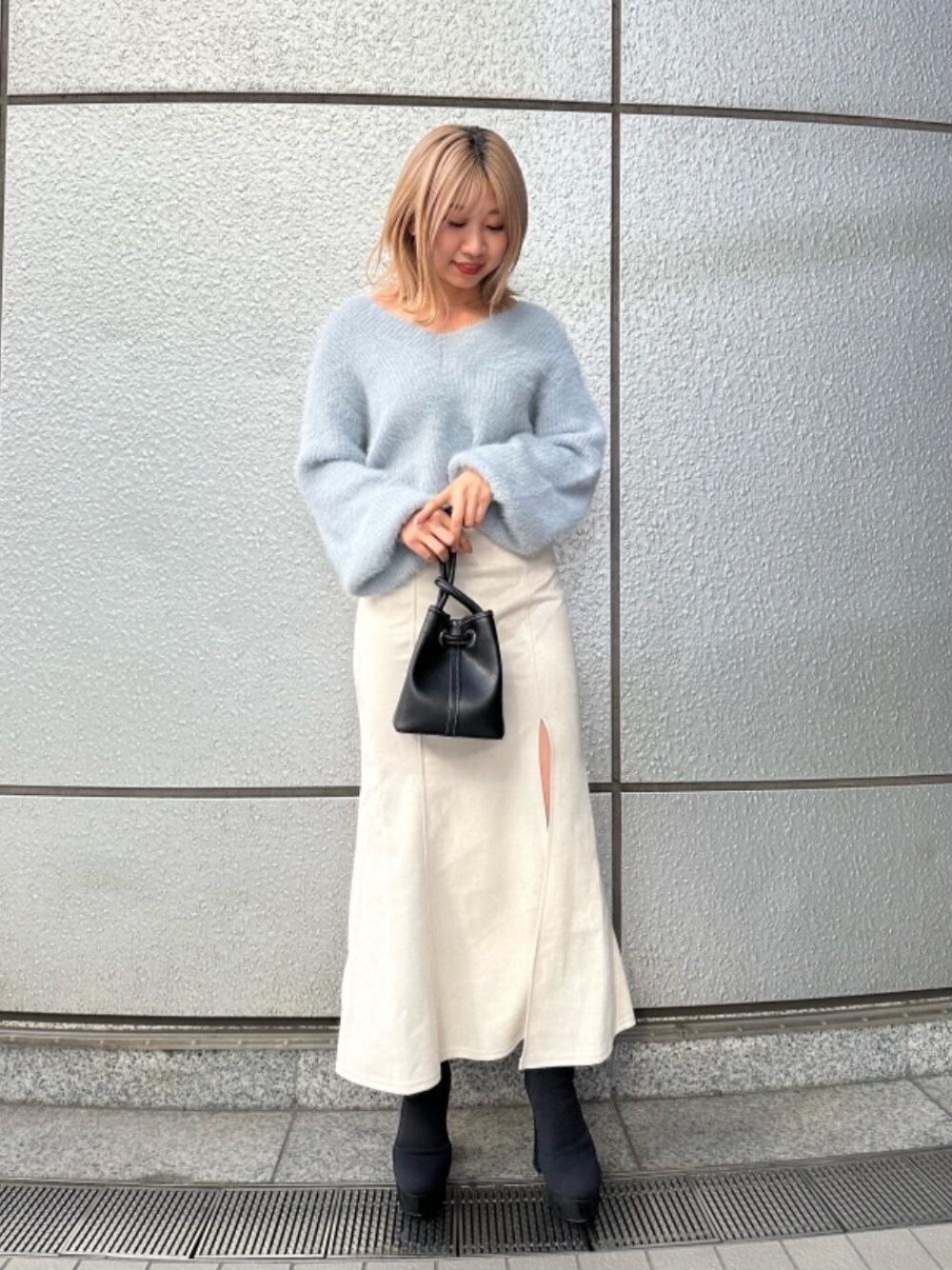 「スカート、冬コーデ、ロングスカート、マーメイドスカート、シャギーニット、ボリュームニット、骨格ウェーブ、157㎝、ショートブーツ👢、ニット 」｜「SPIRALGIRLの巾着キューブバッグ（ハンドバッグ、ホワイト系）」を使った、SHIHOさん（レディース・157cm）の冬コーディネートの1枚目の写真