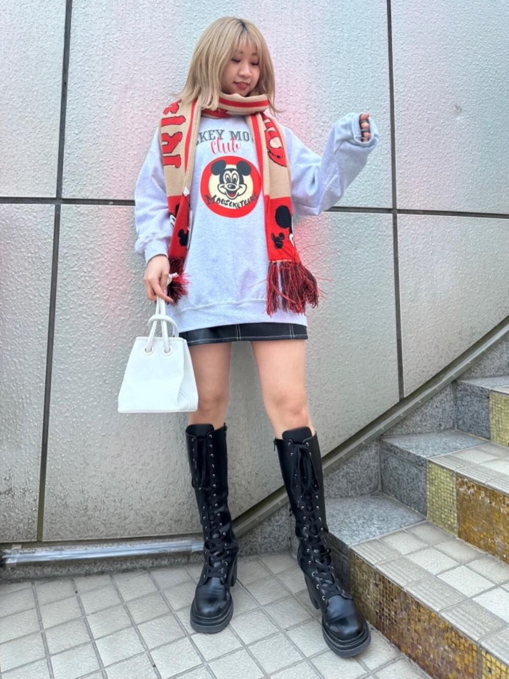 「カジュアル、マフラー、ミッキー、ディズニー、ミッキートレーナー、イエベ秋、157㎝、とれーなー、ロングブーツ👢、ストリート⁈」｜「SPIRALGIRLの巾着キューブバッグ（ハンドバッグ、ホワイト系）」を使った、SHIHOさん（レディース・157cm）の冬コーディネートの1枚目の写真