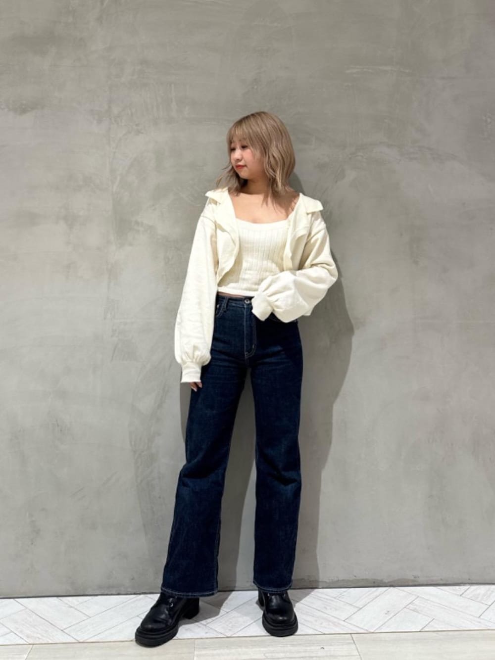 「カーディガン、ショート丈、ホワイトニット、インディゴ、アンサンブル、フレアデニム、157㎝、でにむ、春こーで、ニット 」｜「SPIRALGIRLのフレアデニムパンツ（SPIRAL　DENIM）（デニムパンツ、ブルー系）」を使った、SHIHOさん（レディース・157cm）の冬コーディネートの1枚目の写真