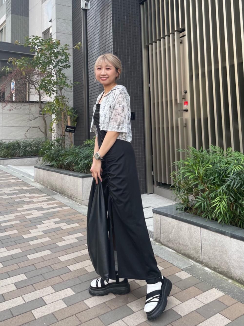 「柄シャツ、トップス、ロングワンピ、スパイラルガール、キャミワンピ、ショートシャツ、157㎝、ワンピース 、シャツ 、すりっと」｜「SPIRALGIRLのダブルストラップビスチェギャザースカートセットアップ（ワンピース、ブラック系）」を使った、SHIHOさん（レディース・157cm）の春コーディネートの1枚目の写真
