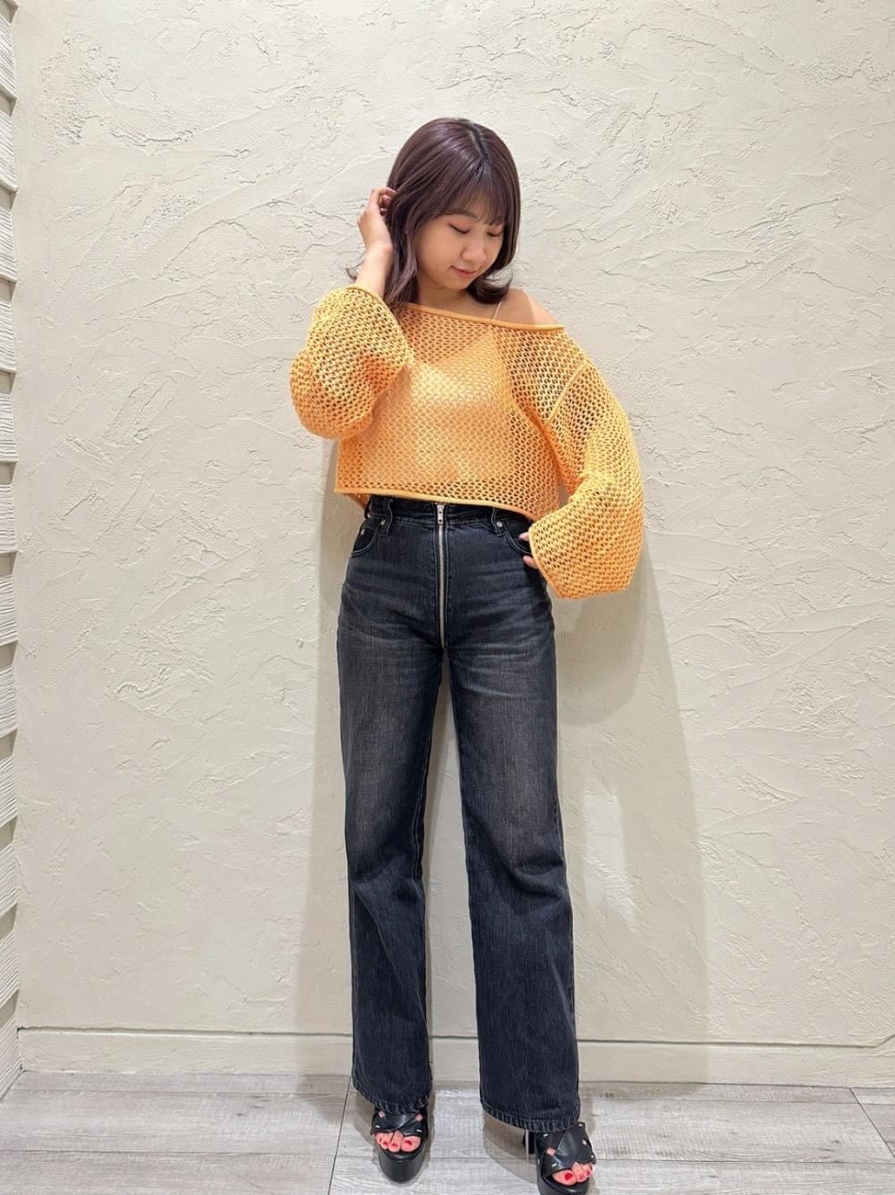 「デニムパンツ、ショートトップス、サマーニット、メッシュニット、フルジップ、157㎝、春こーで、さんだる、オレンジ🎃、ニット 」｜「SPIRALGIRLのクロスラインビスチェ（キャミソール、ホワイト系）」を使った、SHIHOさん（レディース・157cm）の春コーディネートの1枚目の写真