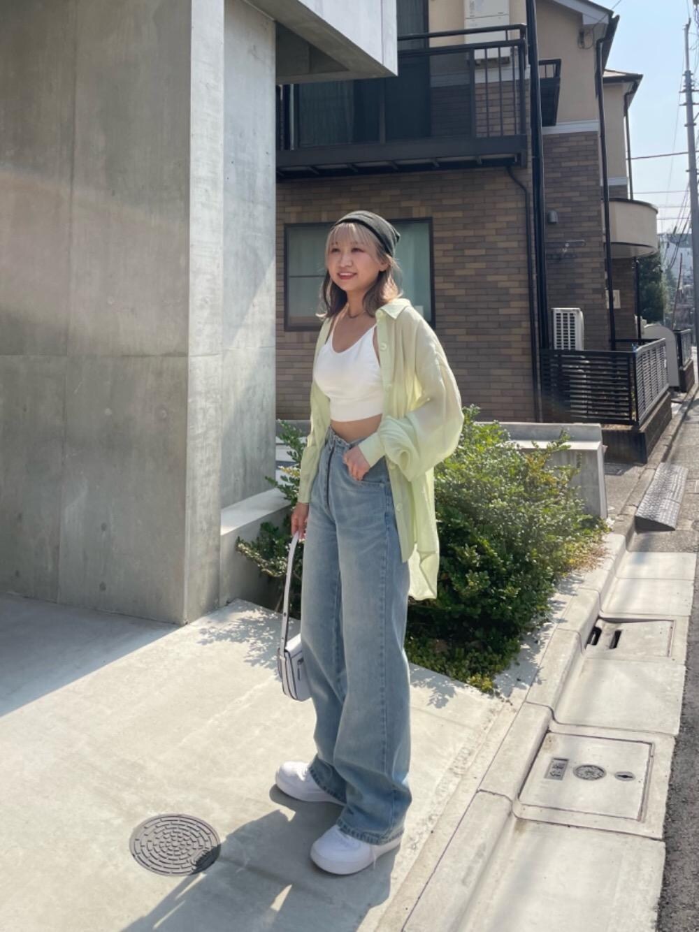 「グリーン、オーバーサイズ、デニムパンツ、シアーシャツ、157㎝、春こーで、夏コーデ、フルジップデニム、きゃみ、シャツ 」｜「SPIRALGIRLのバックオープンパット付きビスチェ（キャミソール、ホワイト系）」を使った、SHIHOさん（レディース・157cm）の春コーディネートの1枚目の写真