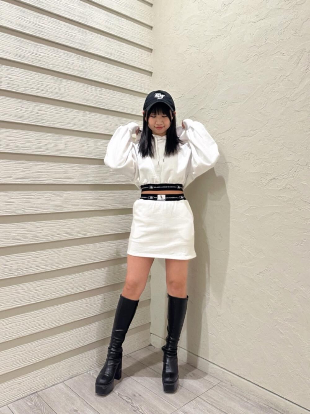 「セットアップ、スパイラルガール、MLB、BTTF、whitesox、157㎝、ロングブーツ👢、スカート 、パーカー　」｜「NEW ERAの【NEWERA】BTTFアイコンロゴ9THIRTYキャップ（キャップ、ブラック系）」を使った、SHIHOさん（レディース・157cm）の冬コーディネートの1枚目の写真