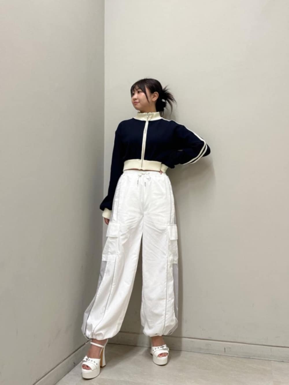 「カーゴパンツ、トラックジャケット、スパイラルガール、ワッフル素材、157㎝、韓国ふぁっしょん、春こーで、さんだる、ストリート⁈、かジュアル」｜「SPIRALGIRLのバイカラーカーゴパンツ（カーゴパンツ、ホワイト系）」を使った、SHIHOさん（レディース・157cm）の春コーディネートの1枚目の写真