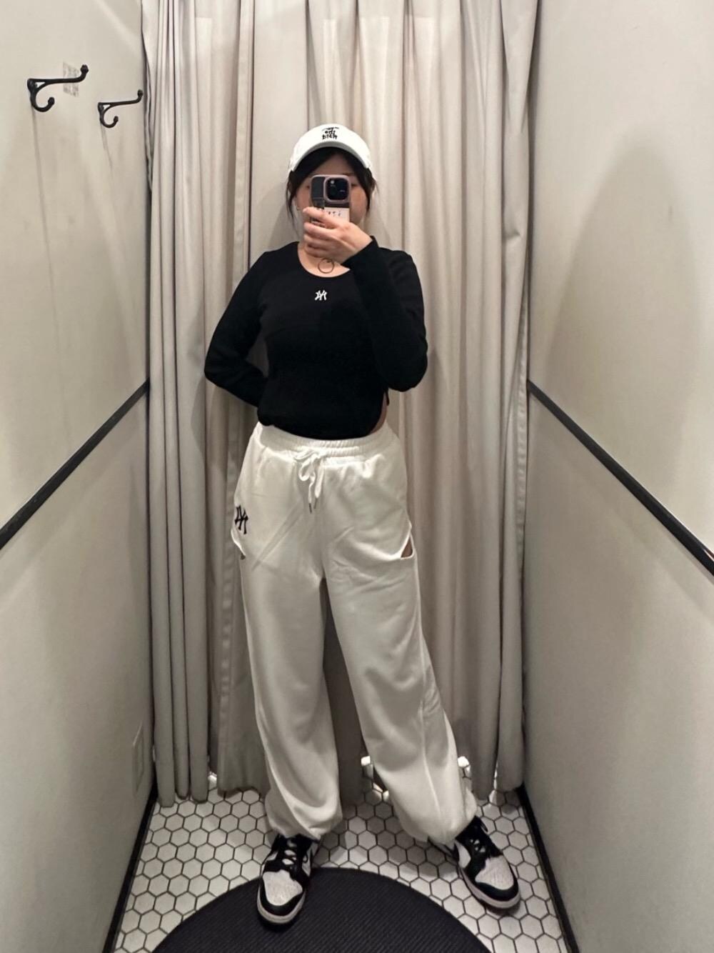 「スウェットパンツ、スニーカー、キャップ、ストリート、スパイラルガール、MLB、リブトップス、BTTF、157㎝」｜「NEW ERAの【NEWERA】BTTFアイコンロゴ9TWENTYキャップ（キャップ、ホワイト系）」を使った、SHIHOさん（レディース・157cm）の春コーディネートの1枚目の写真
