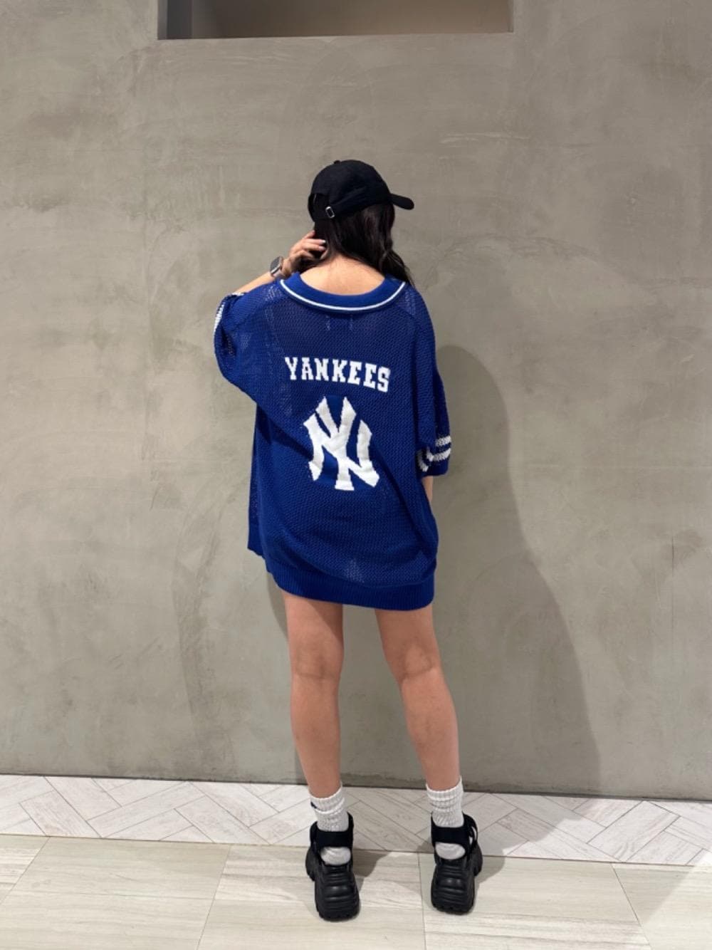 「ニットトップス、キャップ、メッシュニット、厚底サンダル、ミニワンピ、MLB、ポロニット、BTTF、157㎝、NewYorkYankees」｜「SPIRALGIRLのパット付きパイピングキャミソール（キャミソール、ブラック系）」を使った、SHIHOさん（レディース・157cm）の春コーディネートの1枚目の写真