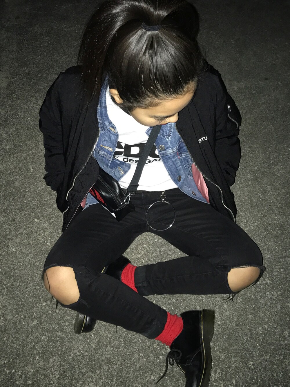 「休日スタイル、カジュアルコーデ、ootd、黒、MA-1、デニム、ショルダーバッグ、シンプル、Dr.Martens、Tシャツ」｜「STUSSYのアイテム（MA-1、ブラック系）」を使った、ANRI☺︎さん（レディース・153cm）の冬コーディネートの1枚目の写真
