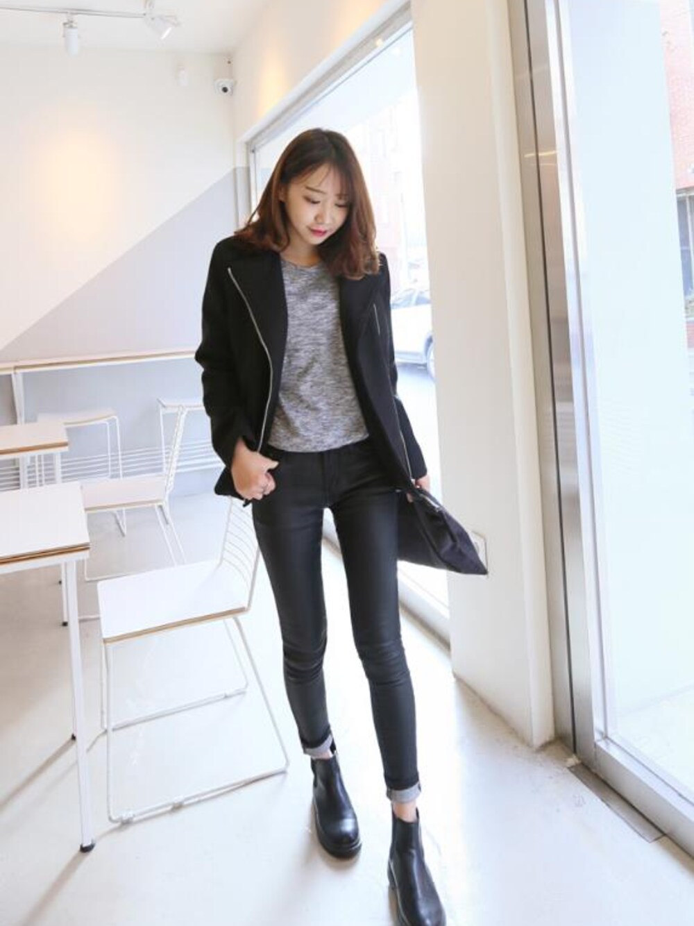 その他のライダースジャケット、その他のTシャツ/カットソー、ブラック系のその他パンツを着用したレディースの冬コーディネートの1枚目の写真