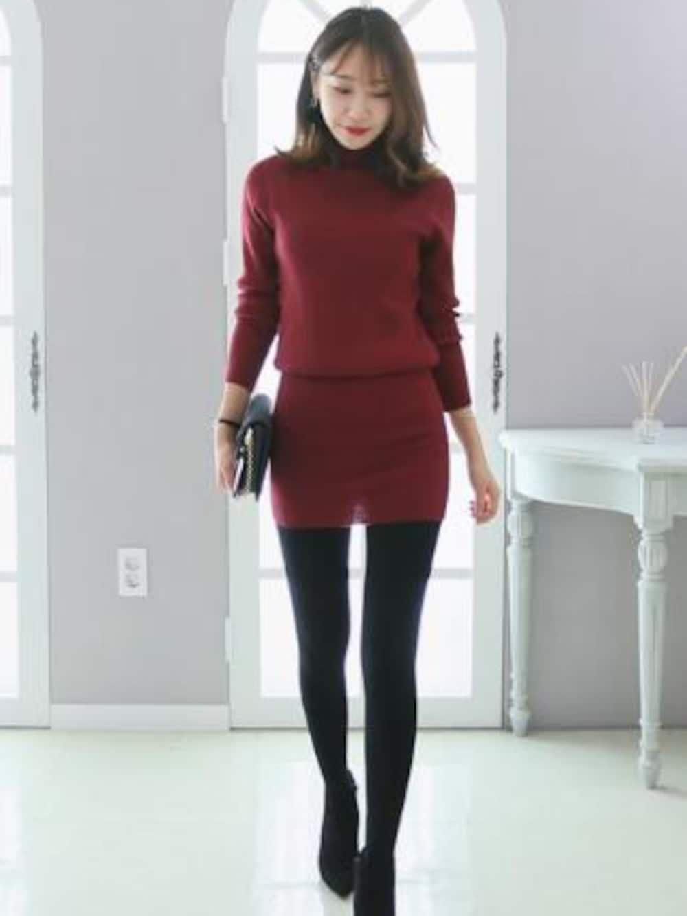 ブラック系のTシャツ/カットソー、ブラック系のアナログ腕時計、ホワイト系のピアス（両耳用）を着用したレディースの冬コーディネートの1枚目の写真