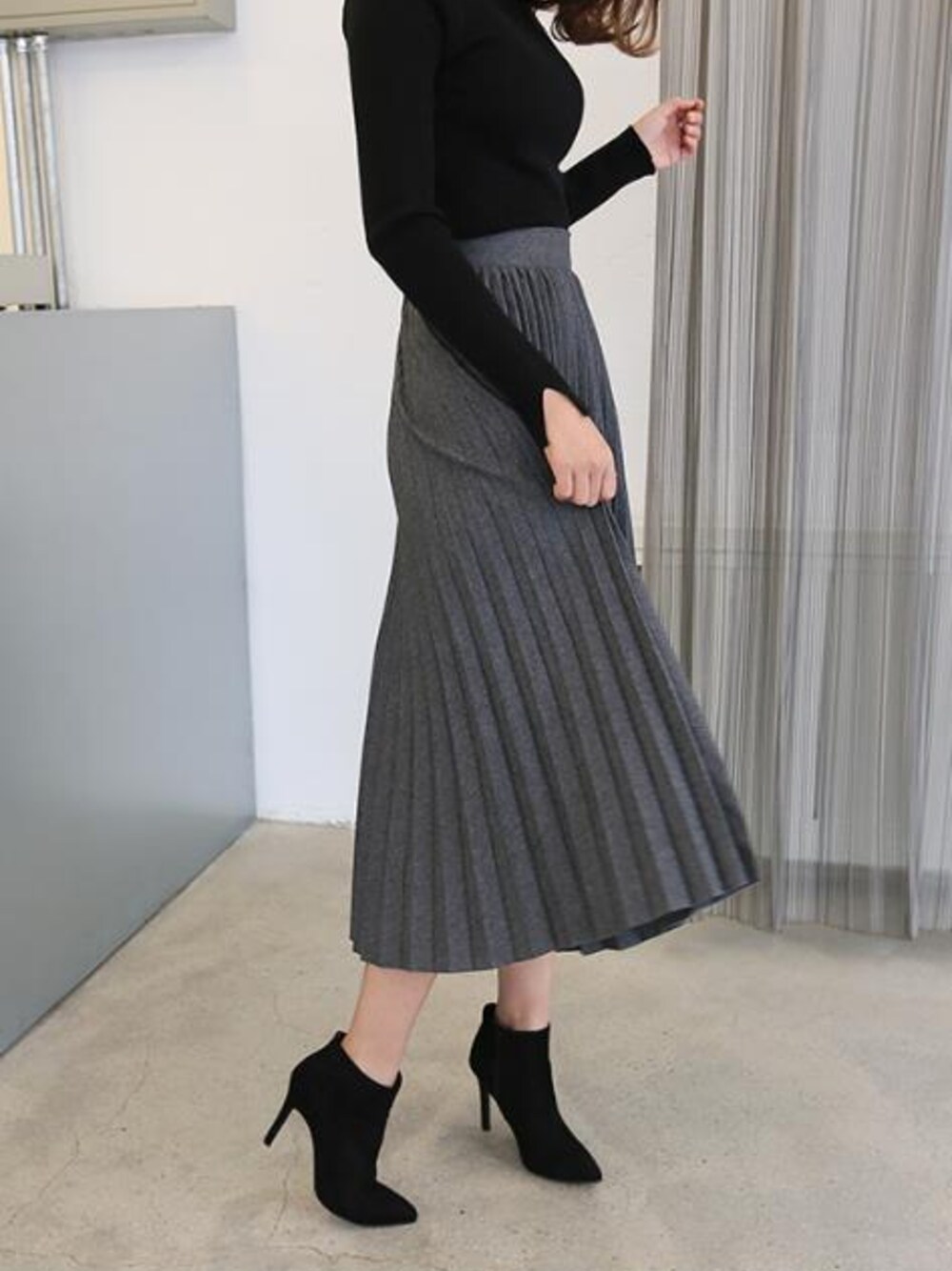「ブーティ、ハイネック、ロングスカート、ガーリー、プリーツスカート、フェミニン、プリーツ、ガーリーコーデ、韓国ファッション、デイリーアバウト」｜「Dailyaboutのシンプルウール混紡アコーディオンロングスカート(P0000WJT)（スカート、その他）」を使った、DAILYABOUTさん（レディース・164cm）の冬コーディネートの1枚目の写真