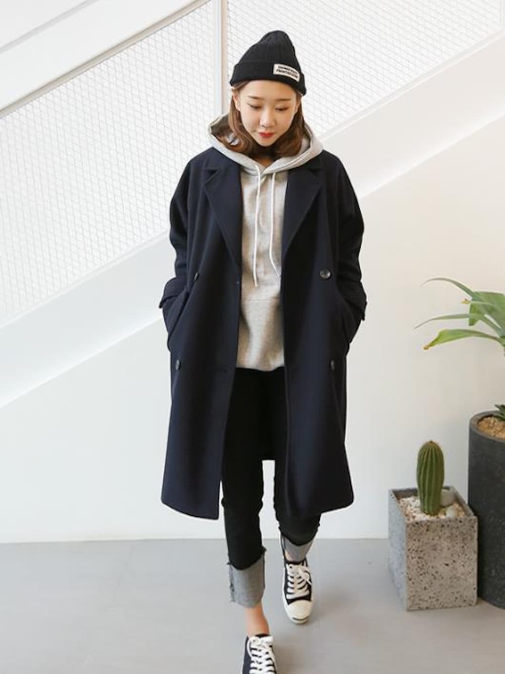 ブラック系のデニムパンツ、その他のチェスターコート、その他のニットキャップ/ビーニーを着用したレディースの冬コーディネートの1枚目の写真
