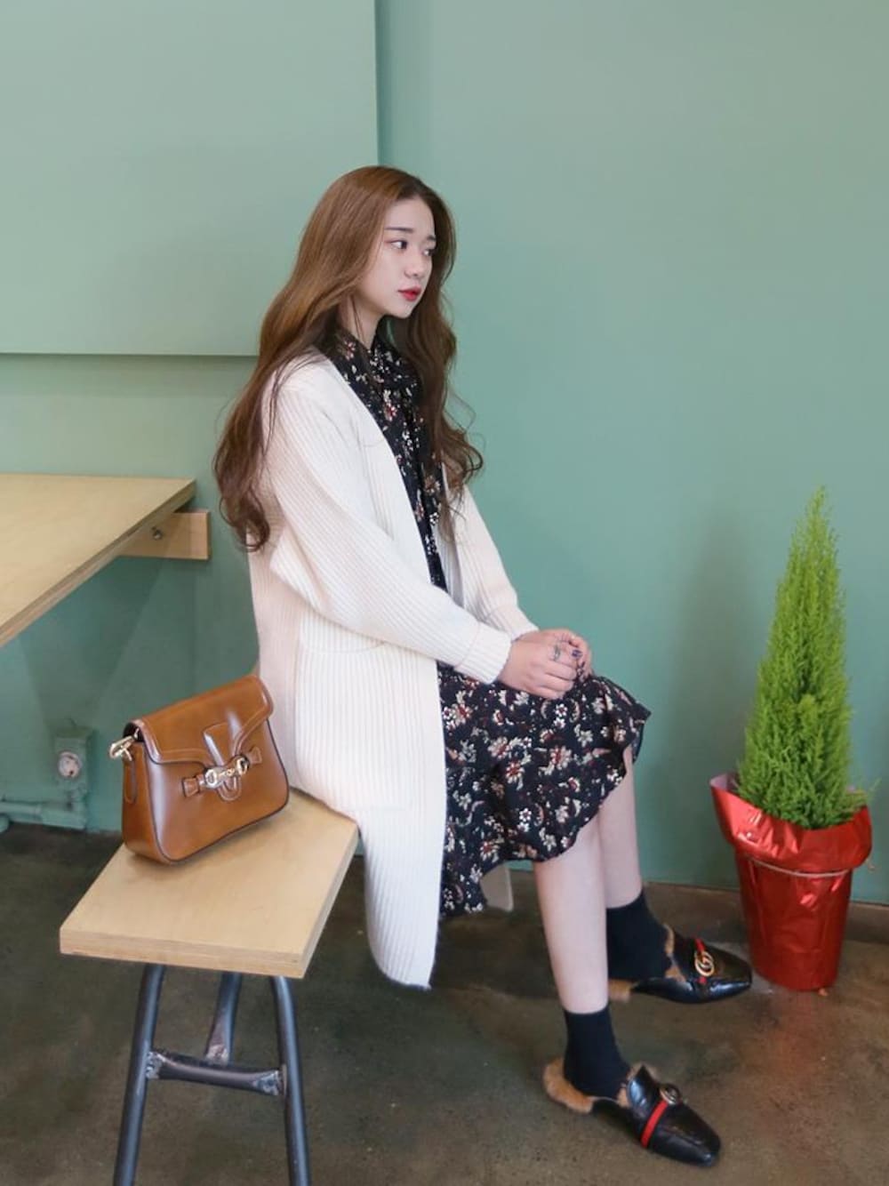 「カーディガン、シンプル、 ロングカーディガン、フェミニン、 シンプルコーデ、韓国ファッション、オトナ女子、 おとなカジュアル、デイリーアバウト、 オトナガーリー」｜「Dailyaboutのシンプルダブルポケットリブロングカーディガン(P0000WOC)（カーディガン/ボレロ、その他）」を使った、DAILYABOUTさん（レディース・164cm）の冬コーディネートの1枚目の写真