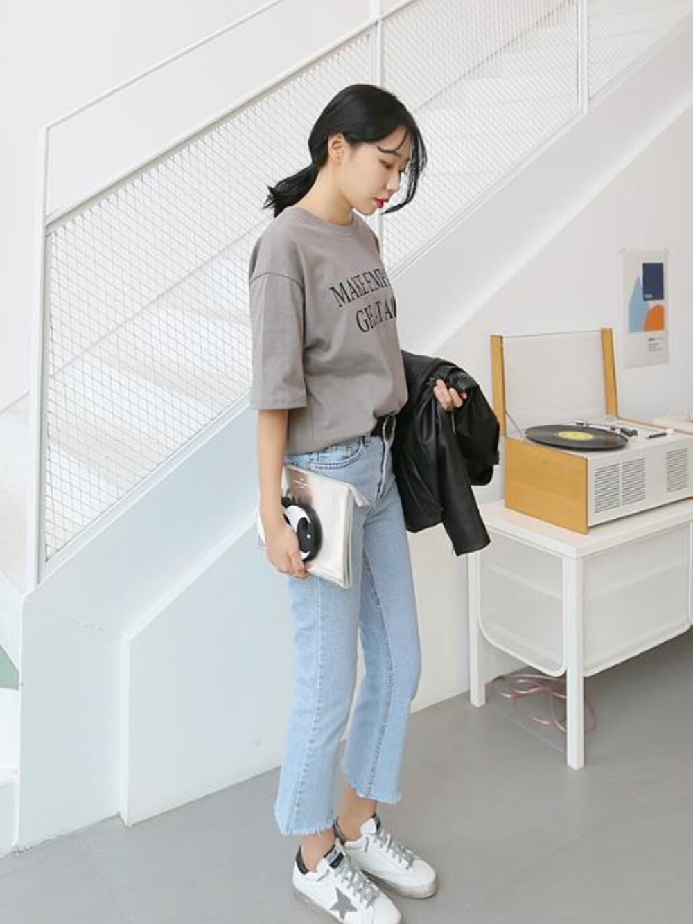 その他のTシャツ/カットソーを着用したレディースの冬コーディネートの1枚目の写真