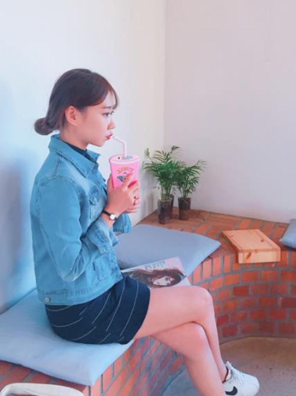 ブルー系のデニムジャケットを着用したレディースの春コーディネートの1枚目の写真