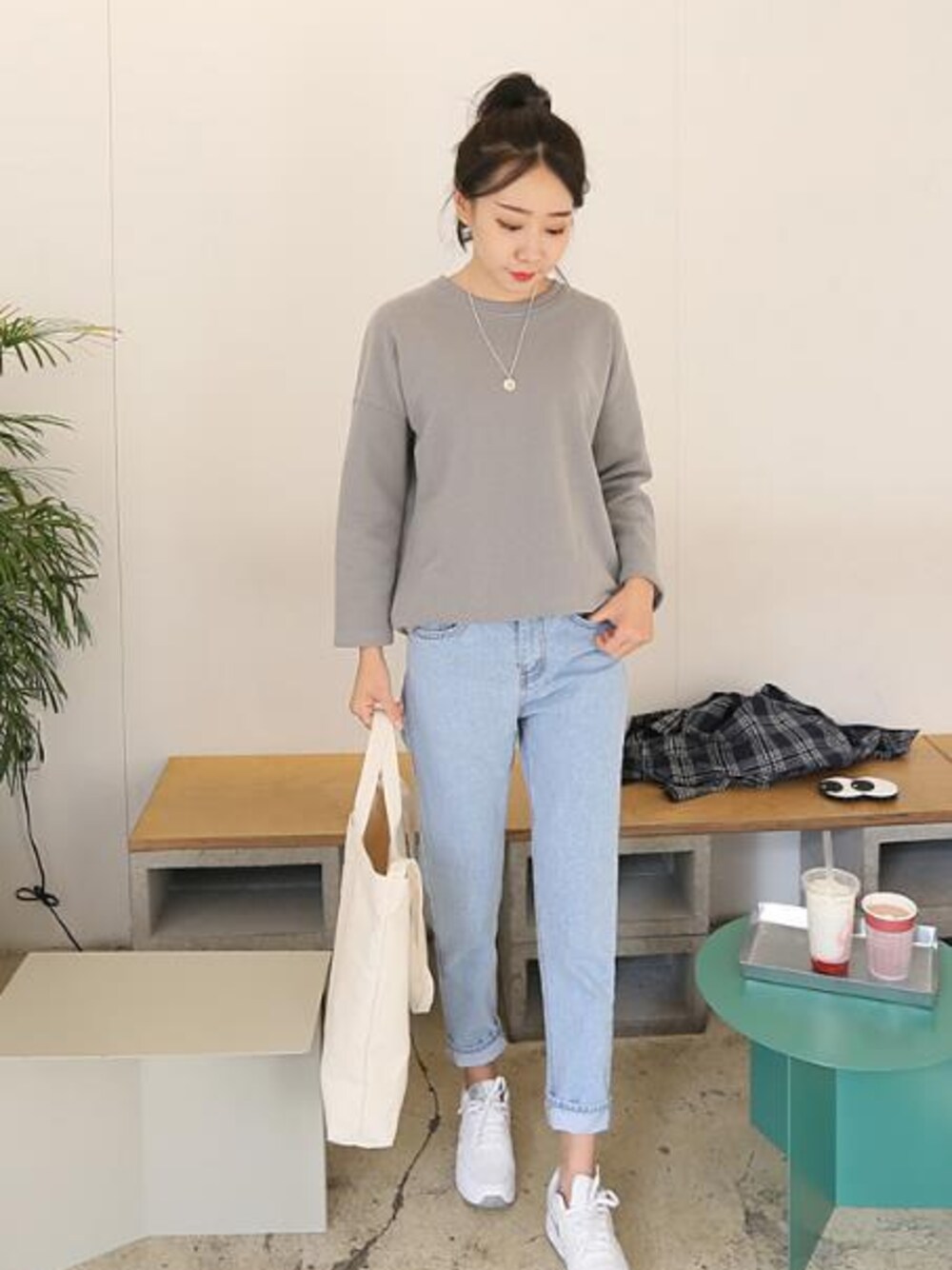 ブルー系のデニムパンツを着用したレディースの春コーディネートの1枚目の写真