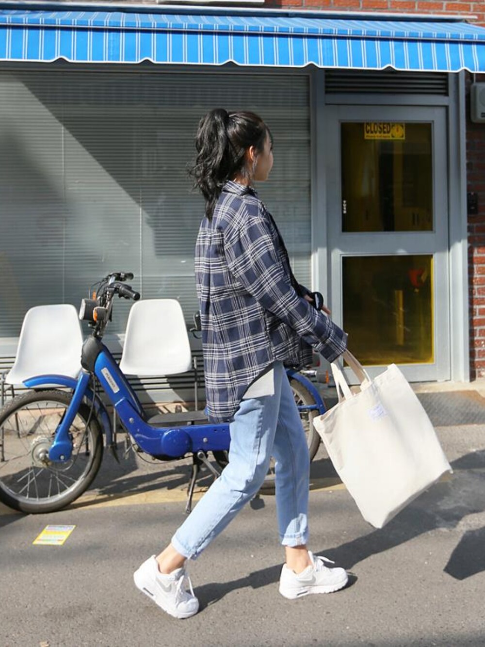 その他のシャツ/ブラウス、ホワイト系のトートバッグ、ブルー系のデニムパンツを着用したレディースの春コーディネートの1枚目の写真