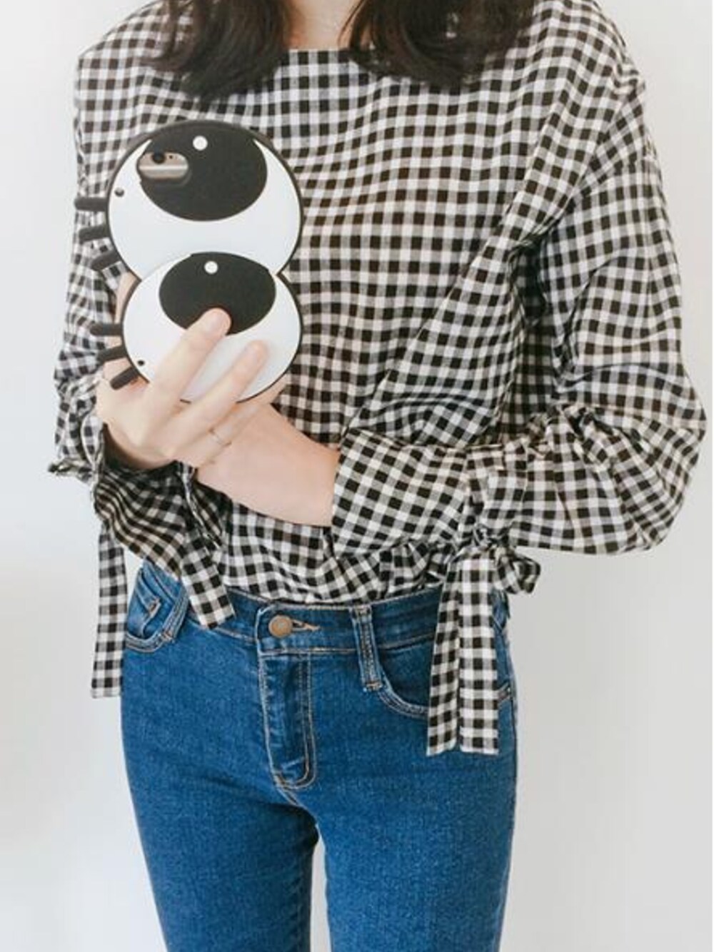 ブラック系のシャツ/ブラウスを着用したレディースの春コーディネートの1枚目の写真