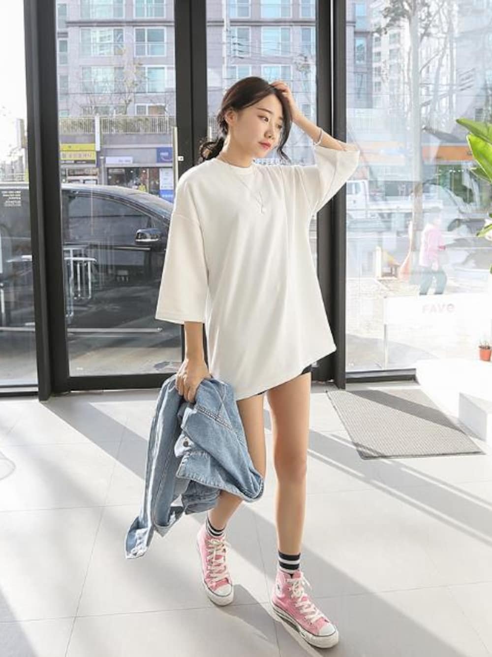 その他のTシャツ/カットソーを着用したレディースの春コーディネートの1枚目の写真