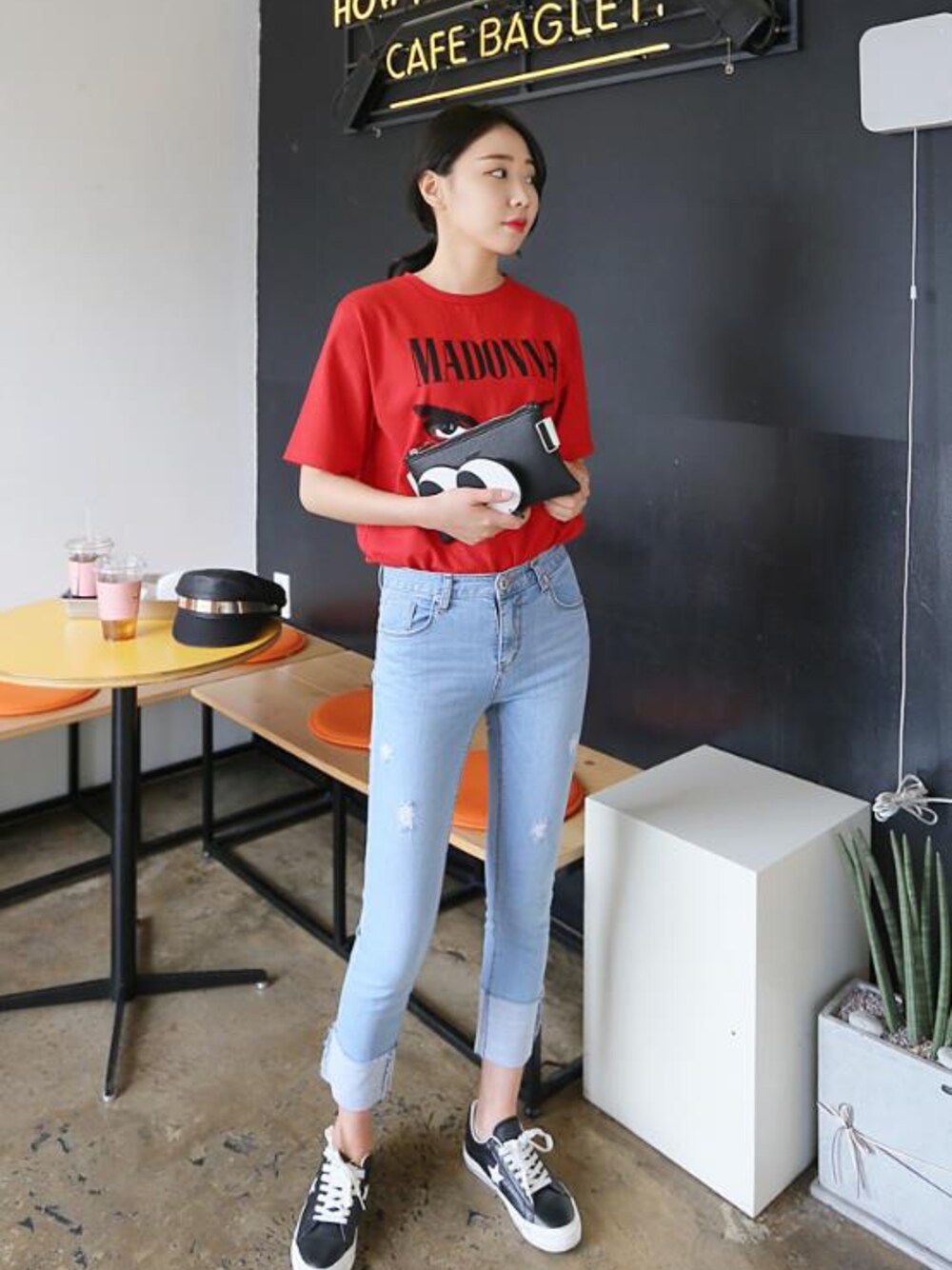 その他のTシャツ/カットソーを着用したレディースの春コーディネートの1枚目の写真