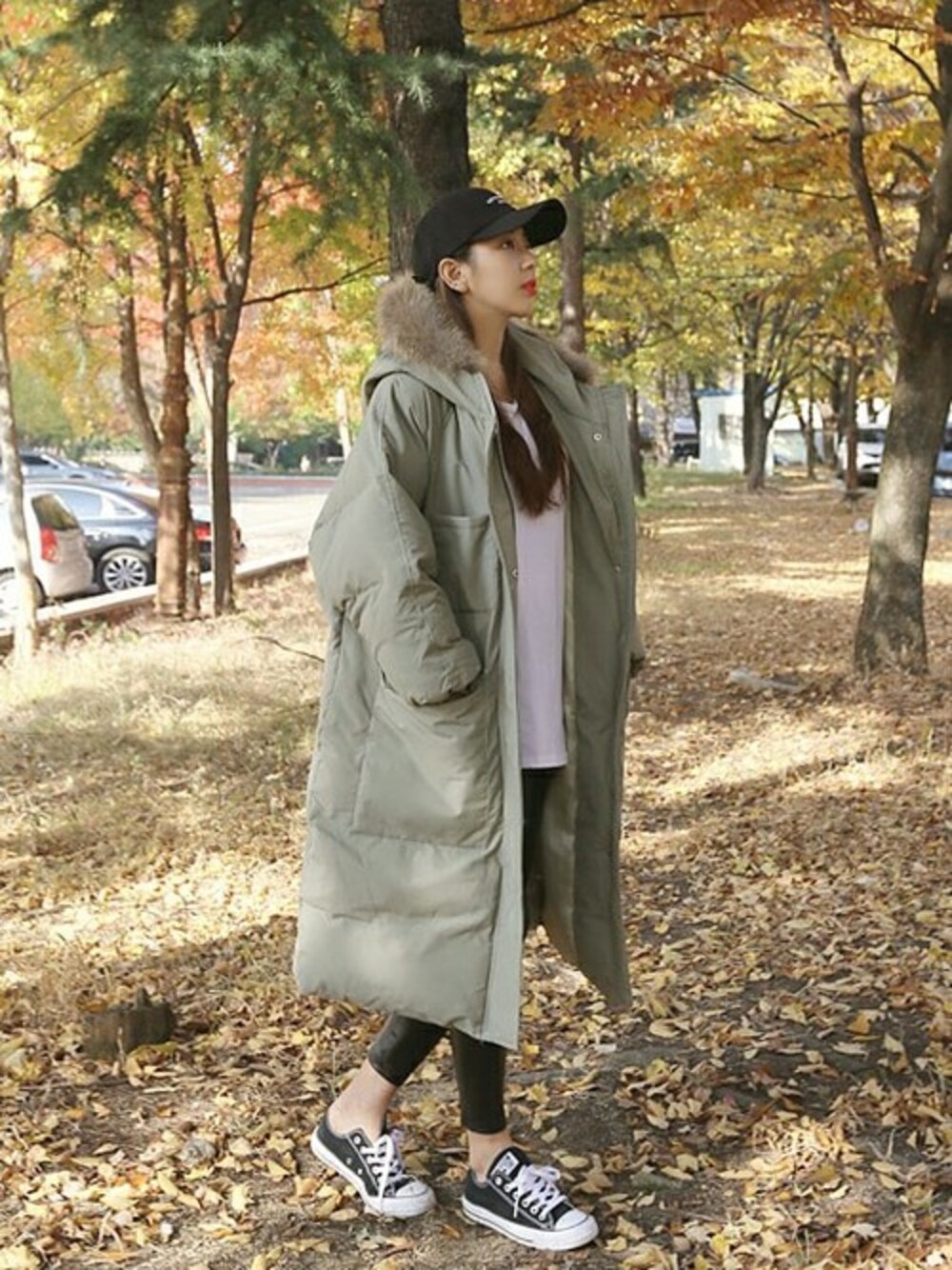 グリーン系のダウンジャケット/コート、ホワイト系のTシャツ/カットソー、ブラック系のレギンス/スパッツを着用したレディースの冬コーディネートの1枚目の写真