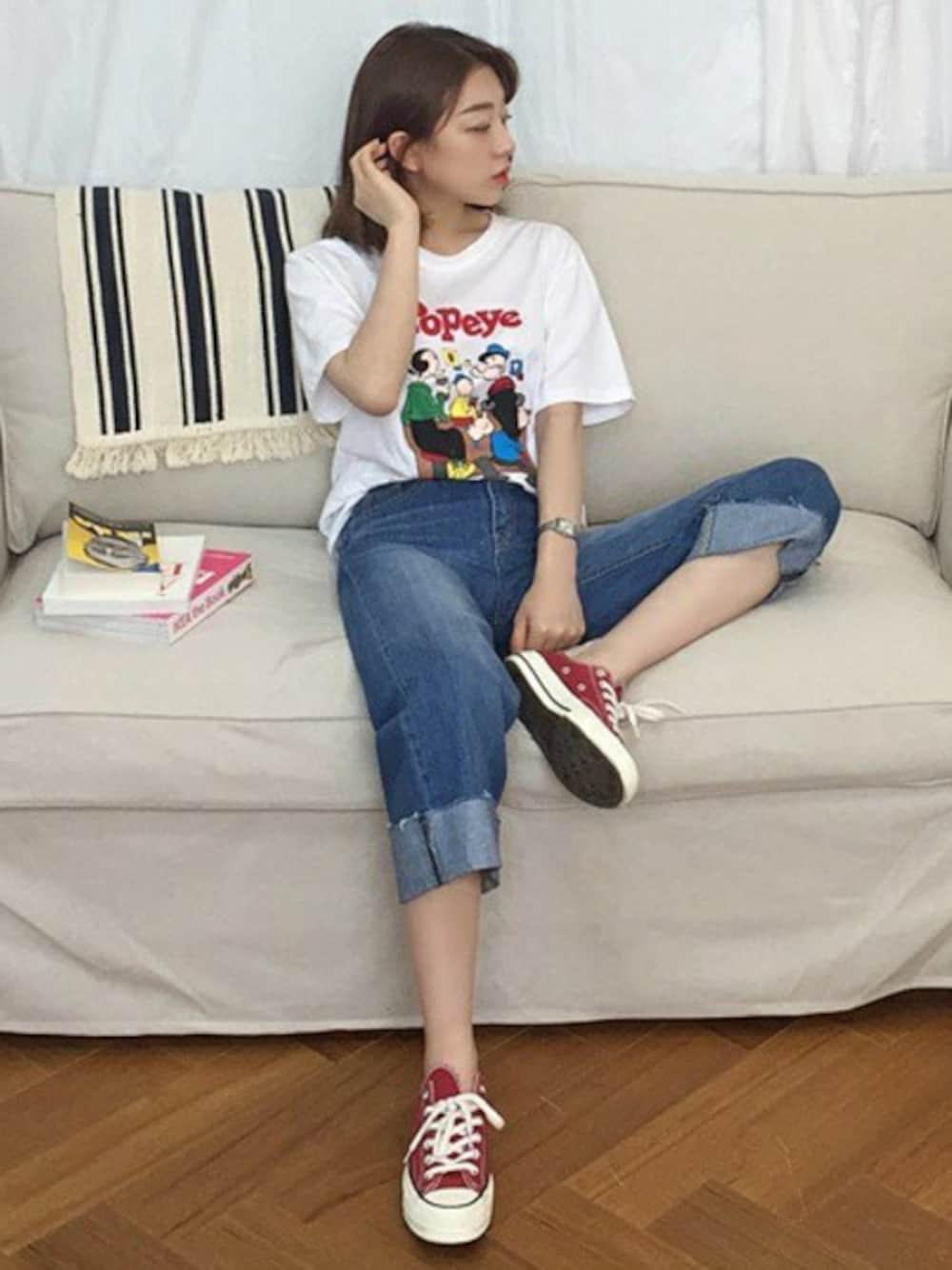 ホワイト系のTシャツ/カットソー、その他のデニムパンツ、シルバー系のアナログ腕時計を着用したレディースの春コーディネートの1枚目の写真