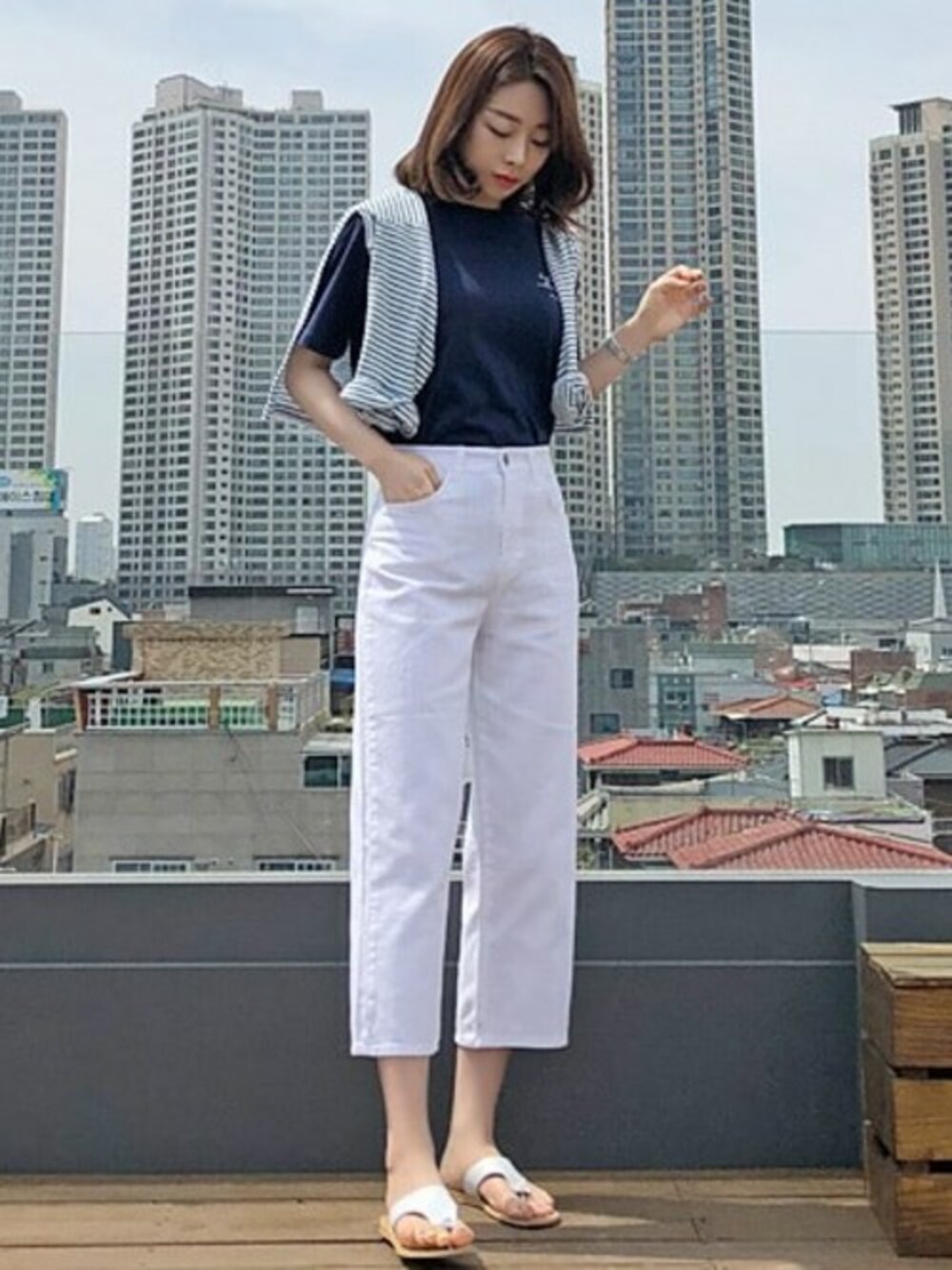 その他のTシャツ/カットソー、ホワイト系のその他パンツ、ブルー系のTシャツ/カットソーを着用したレディースの春コーディネートの1枚目の写真