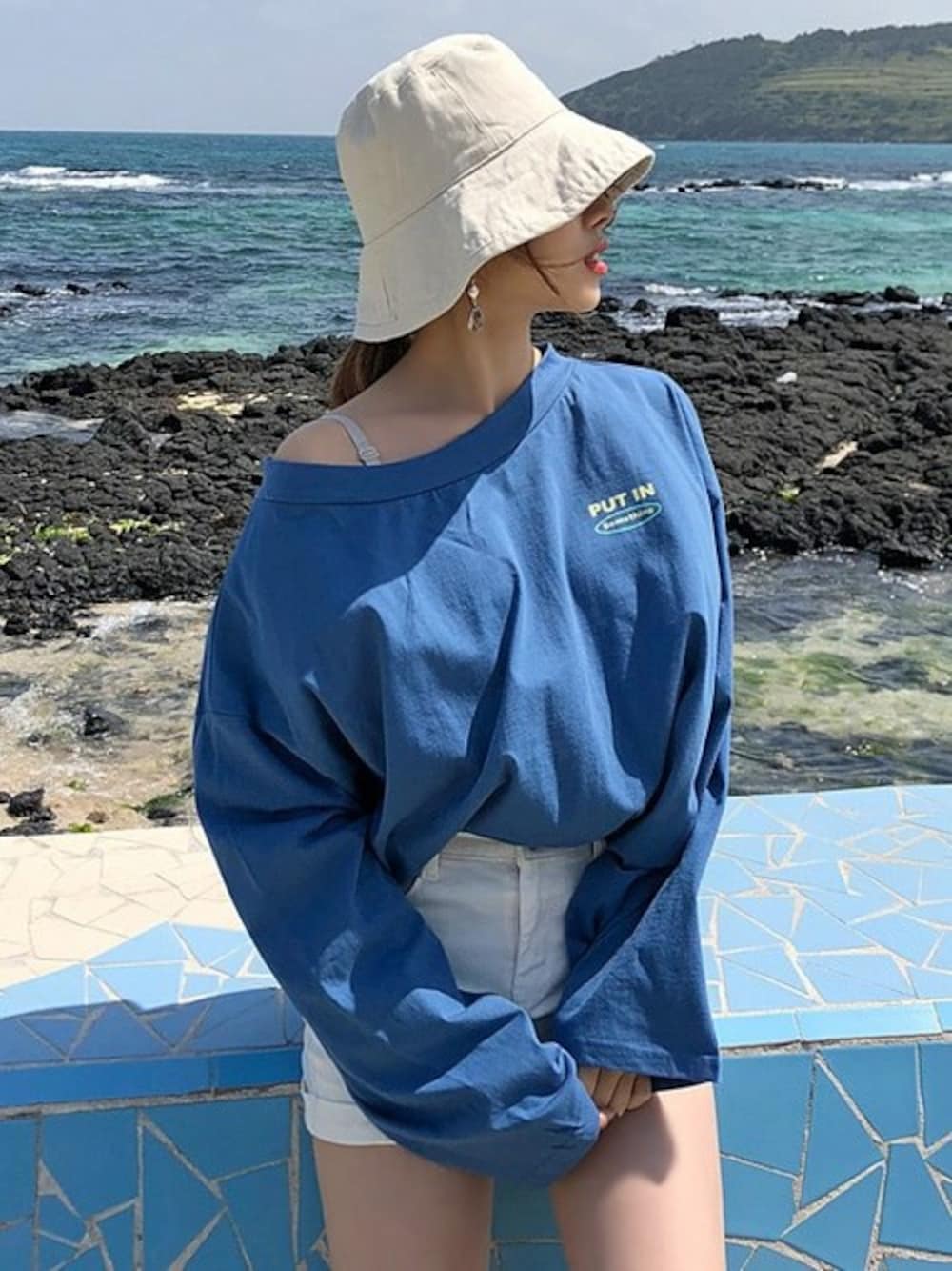 ブルー系のTシャツ/カットソー、その他のその他パンツ、シルバー系のピアス(両耳用)を着用したレディースの春コーディネートの1枚目の写真