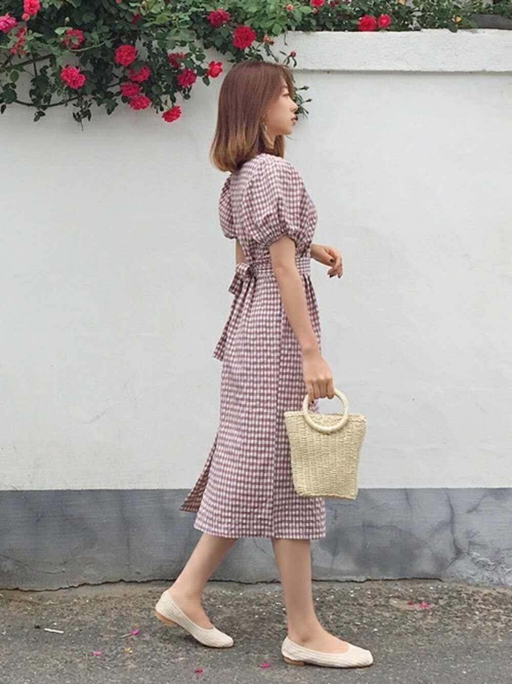 ピンク系のワンピース、ホワイト系のその他シューズ、ホワイト系のトートバッグを着用したレディースの春コーディネートの1枚目の写真