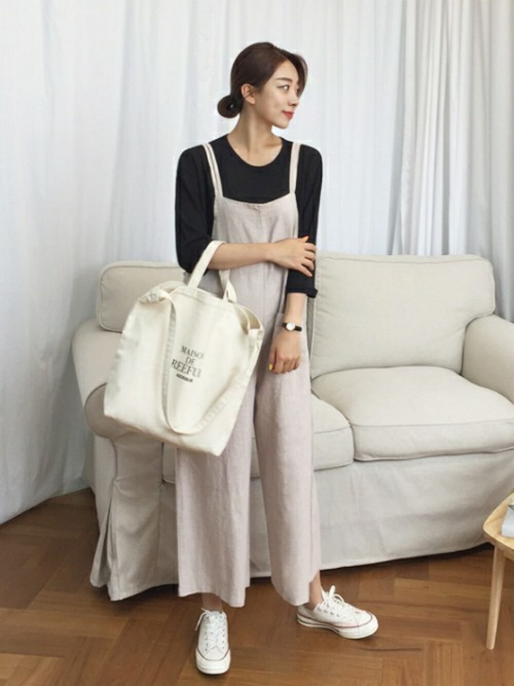 ベージュ系のサロペット/オーバーオール、ブラック系のTシャツ/カットソーを着用したレディースの夏コーディネートの1枚目の写真