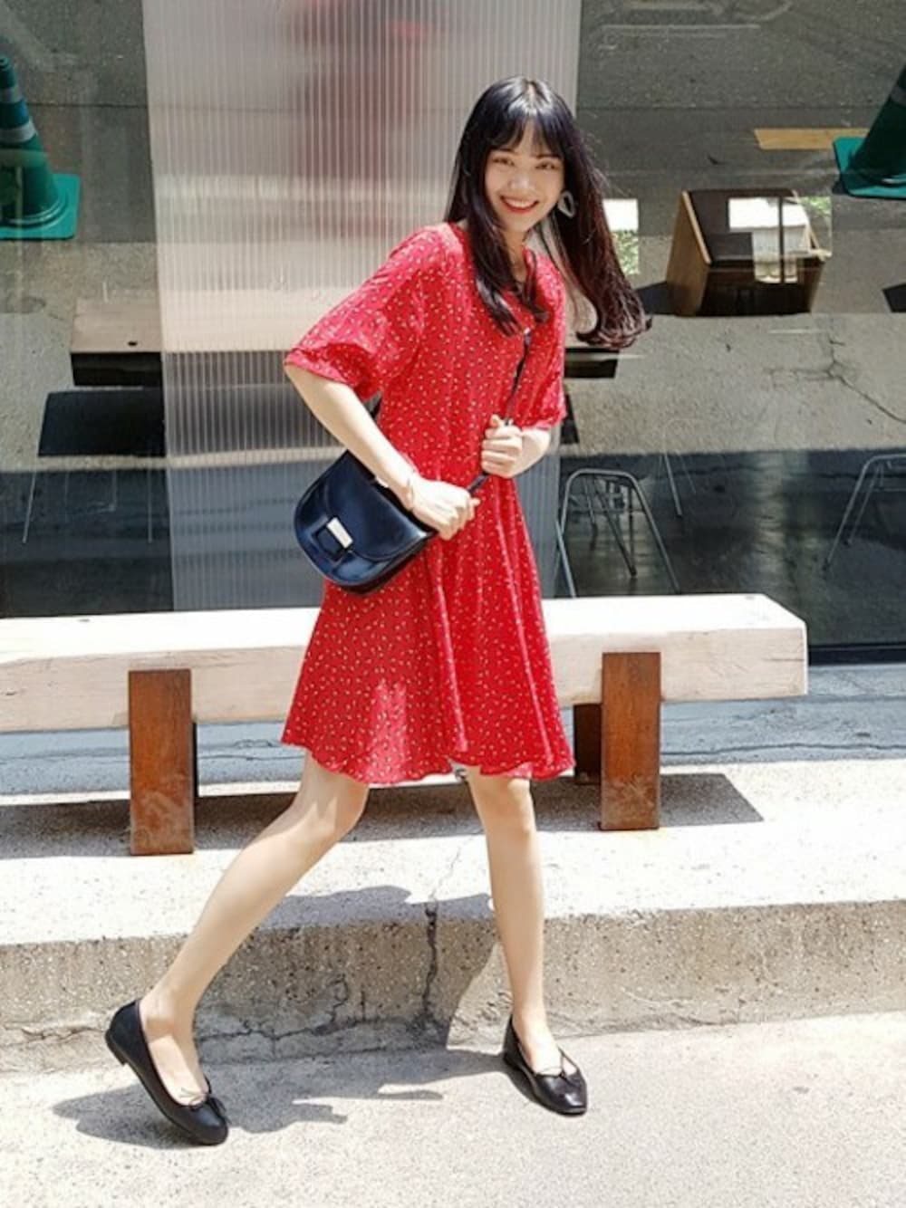 「ショルダーバッグ、フラットシューズ、ガーリー、ブレスレット、花柄ワンピース、フレアワンピース、大人かわいい、韓国ファッション、ラウンドバッグ、dailyabout」｜「DailyaboutのVネックフラワー柄ワンピース（ワンピース、レッド系）」を使った、DAILYABOUTさん（レディース・164cm）の夏コーディネートの1枚目の写真