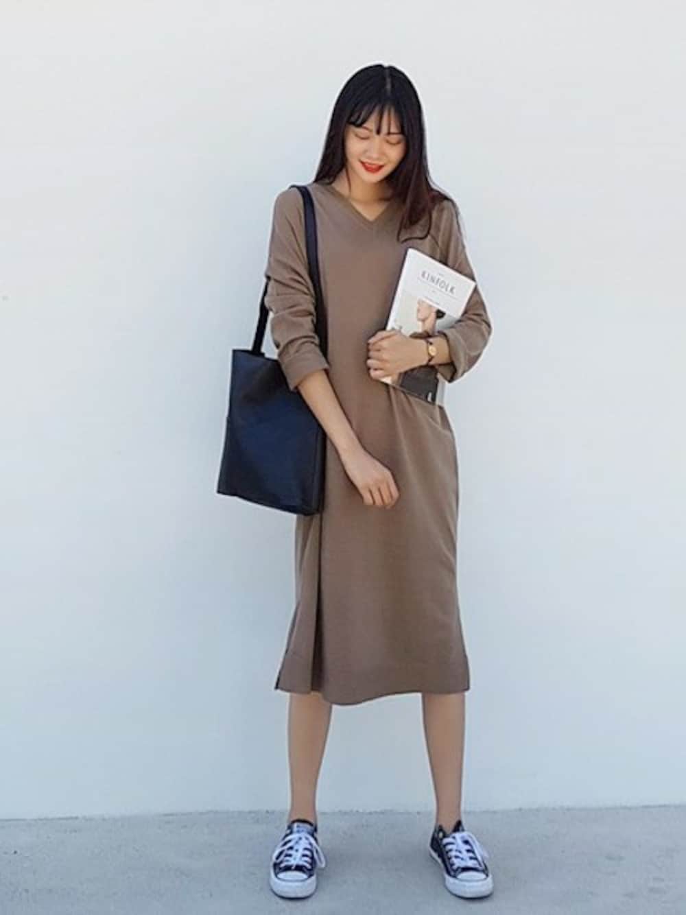 ブラウン系のワンピース、ブラック系のショルダーバッグを着用したレディースの秋コーディネートの1枚目の写真