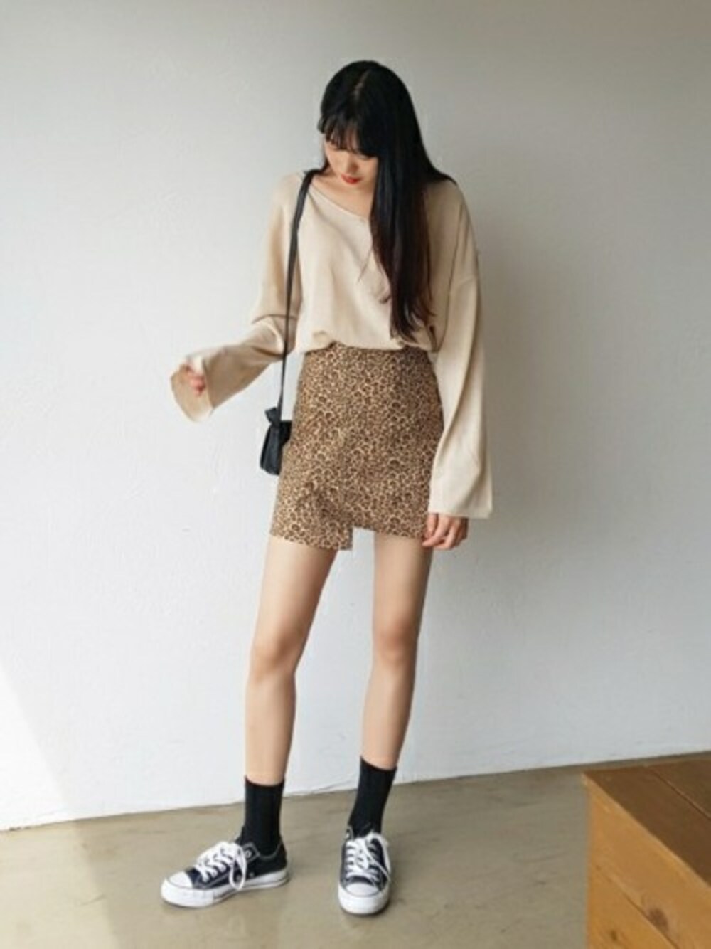 ベージュ系のスカート、ブラック系のショルダーバッグを着用したレディースの秋コーディネートの1枚目の写真