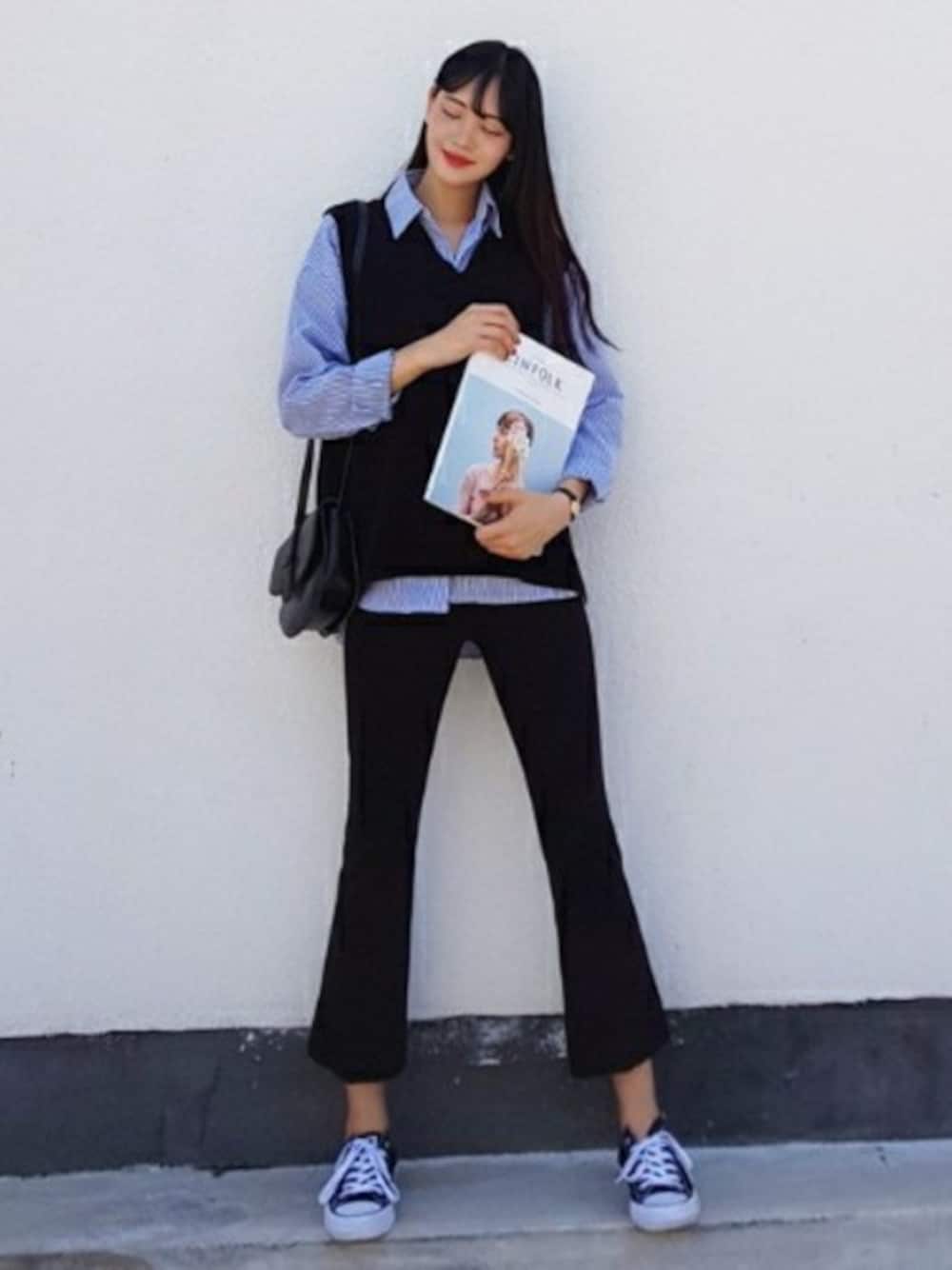 ブラック系のベスト、ブルー系のシャツ/ブラウス、ブラック系のその他パンツを着用したレディースの秋コーディネートの1枚目の写真