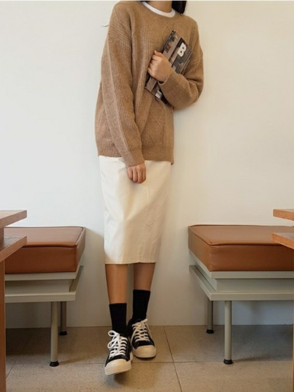 ベージュ系のニット/セーター、ホワイト系のスカート、その他のソックス/靴下を着用したレディースの秋コーディネートの1枚目の写真
