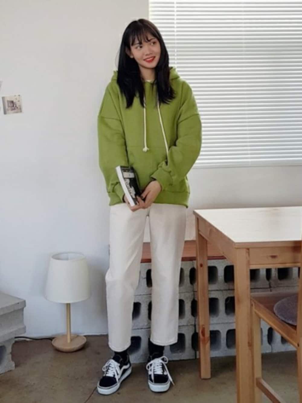 グリーン系のパーカー、ホワイト系のその他パンツを着用したレディースの秋コーディネートの1枚目の写真