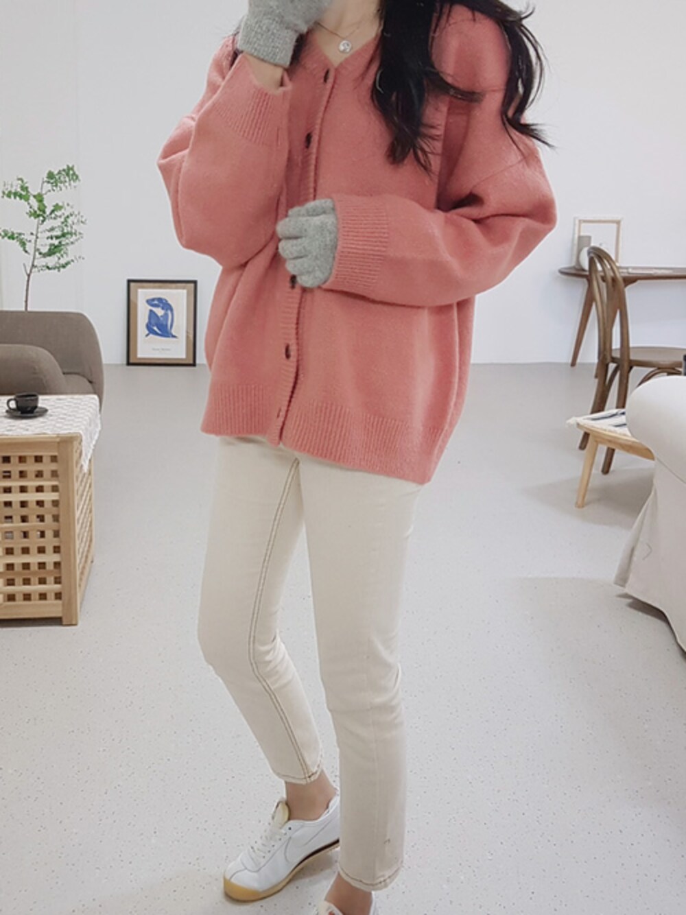 ピンク系のカーディガン/ボレロ、ホワイト系のその他パンツを着用したレディースの秋コーディネートの1枚目の写真