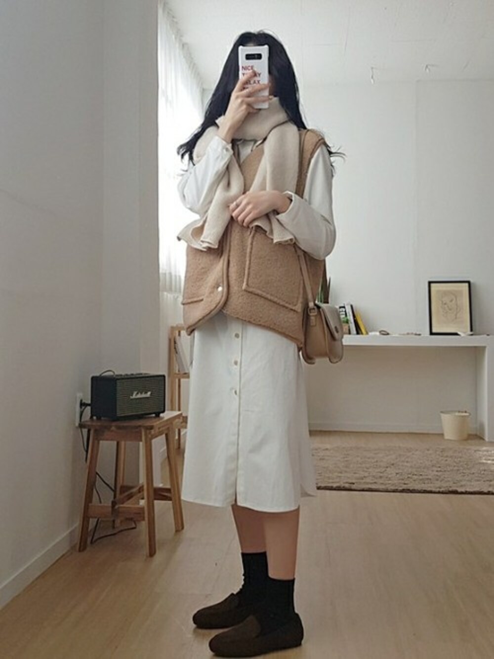 その他のベスト、ホワイト系のシャツワンピース、その他のローファーを着用したレディースの冬コーディネートの1枚目の写真