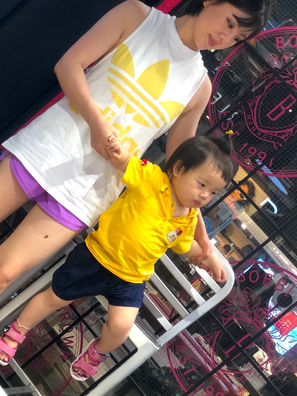 「曼谷」｜「MIKI HOUSEのアイテム（Tシャツ/カットソー、イエロー系）」を使った、littledolphinさん（レディース・162cm）の秋コーディネートの1枚目の写真