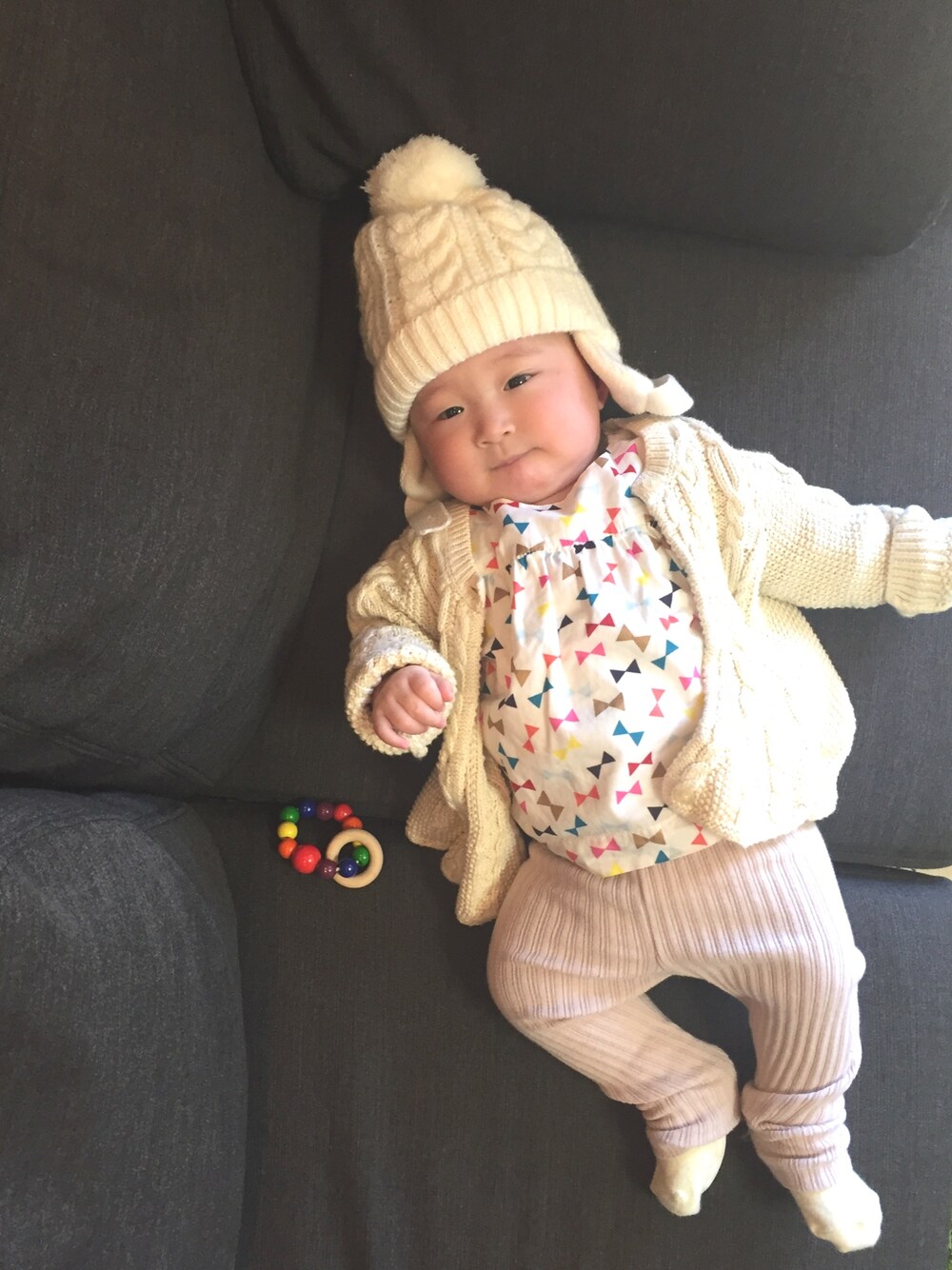 「ベビーコーデ、春コーデ、おんなのこ、0歳6ヶ月、GAPbaby、ニット帽、薄毛ちゃん、リボン」｜「nissenのアイテム（ニットキャップ/ビーニー、ホワイト系）」を使った、chunさん（キッズ・60cm）の春コーディネートの1枚目の写真