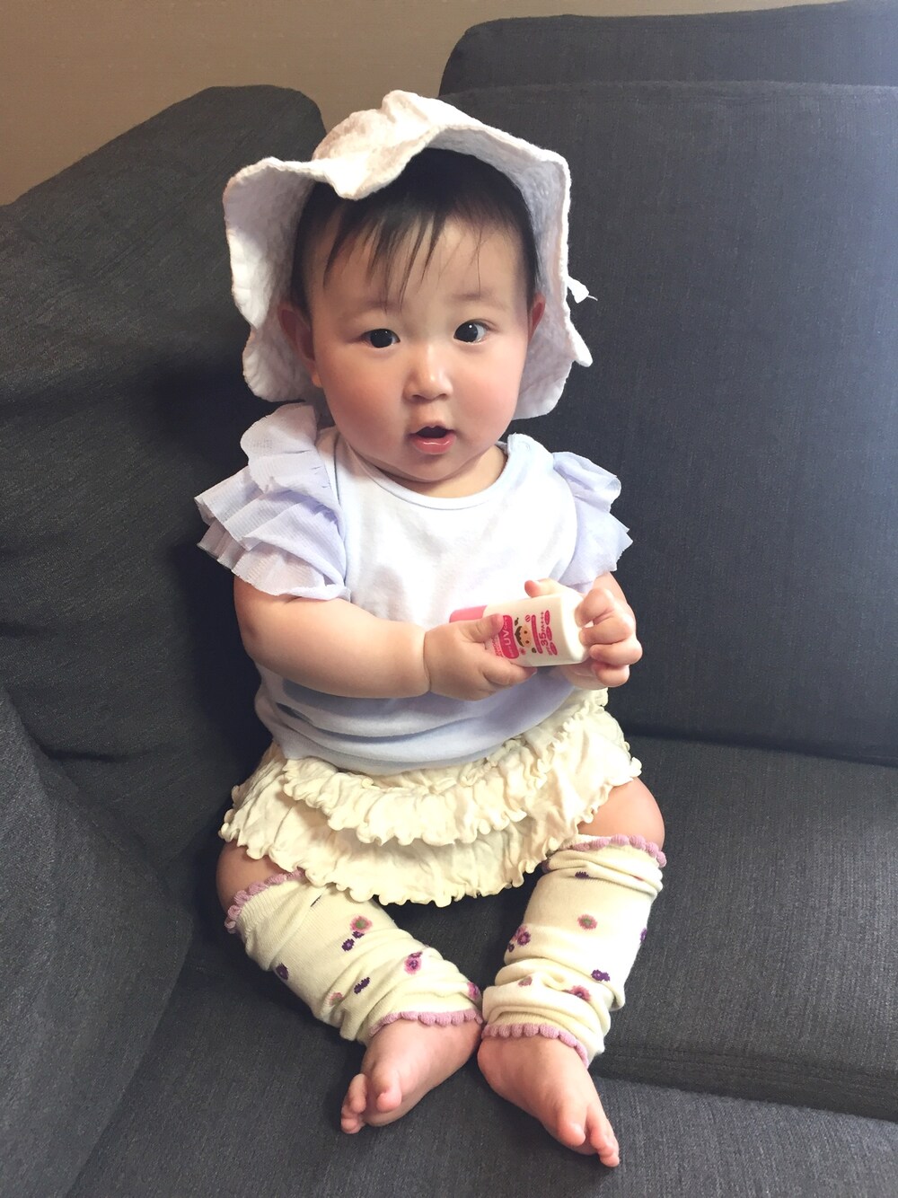 「女の子、ベビーコーデ、ふりふり、ブルマ、レッグウォーマー、0歳８ヶ月、薄毛ちゃん」｜「babyGAPのアイテム（ハット、ホワイト系）」を使った、chunさん（キッズ・60cm）の春コーディネートの1枚目の写真