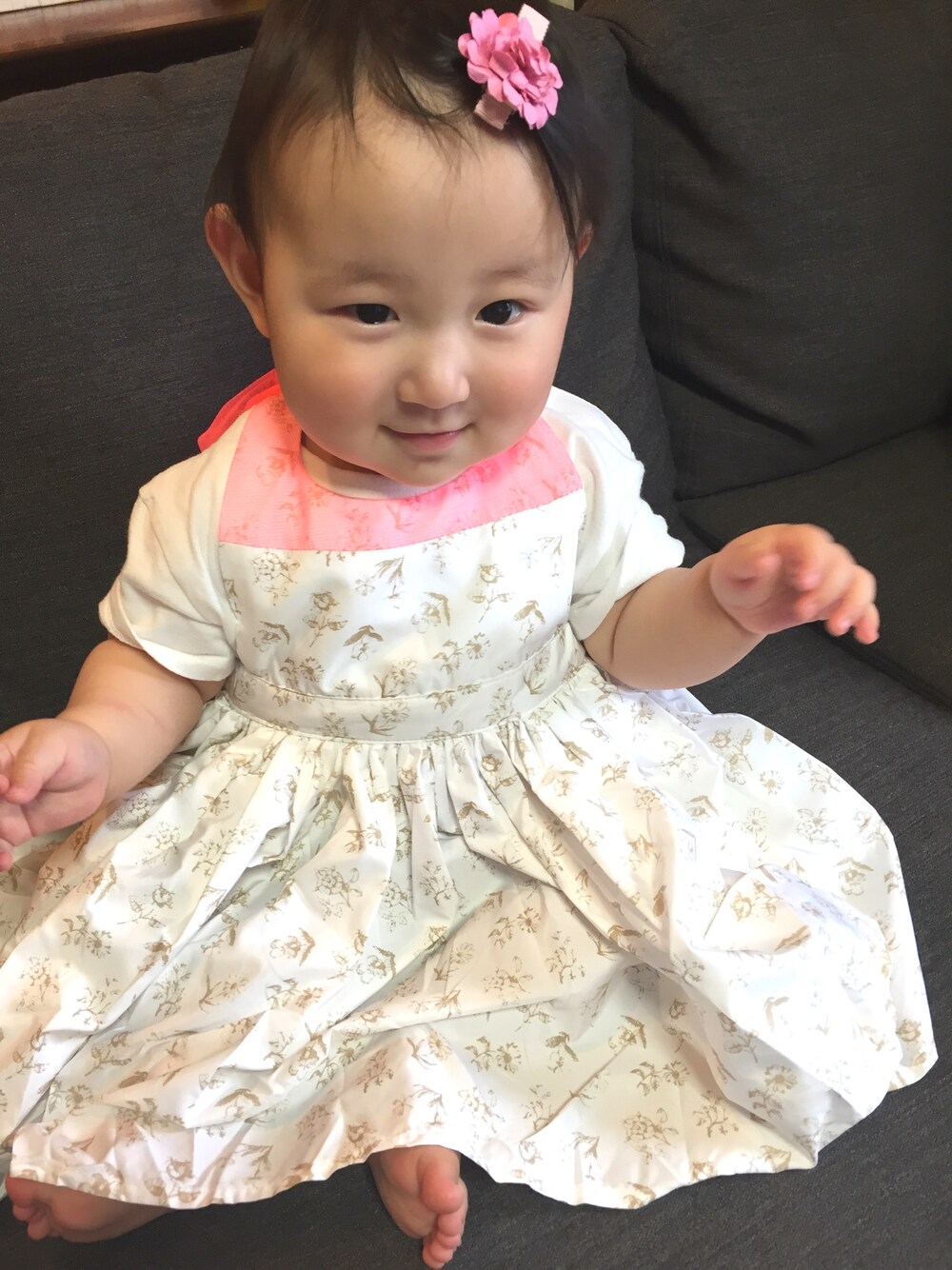 ベージュ系のマグ/哺乳瓶/お食事グッズ、ピンク系のヘアピンを着用したキッズの春コーディネートの1枚目の写真