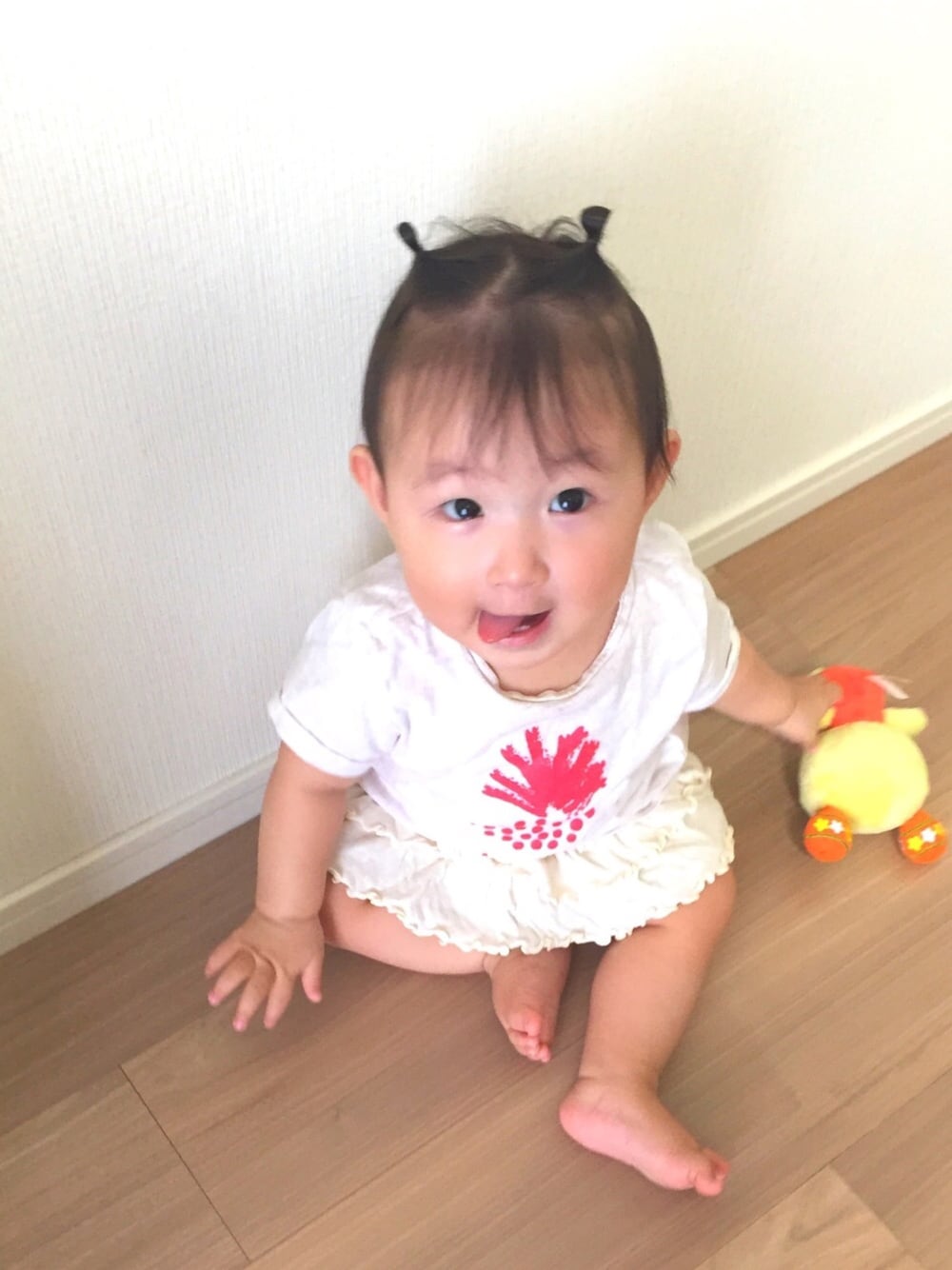 ピンク系のTシャツ/カットソー、ホワイト系のパンツ、イエロー系のおもちゃを着用したキッズの夏コーディネートの1枚目の写真