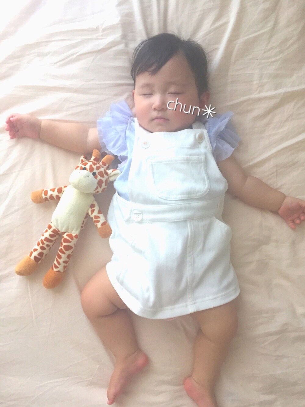 ブルー系のTシャツ/カットソー、ホワイト系のオールインワン・サロペット、その他のおもちゃを着用したキッズの夏コーディネートの1枚目の写真