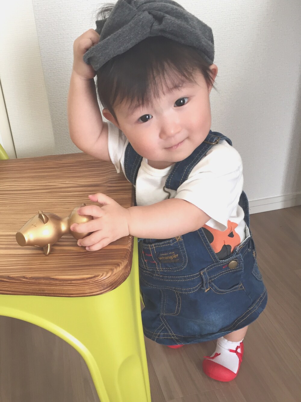 ブルー系のサロペット/オーバーオール、ホワイト系のTシャツ/カットソー、その他のヘアバンドを着用したキッズの夏コーディネートの1枚目の写真