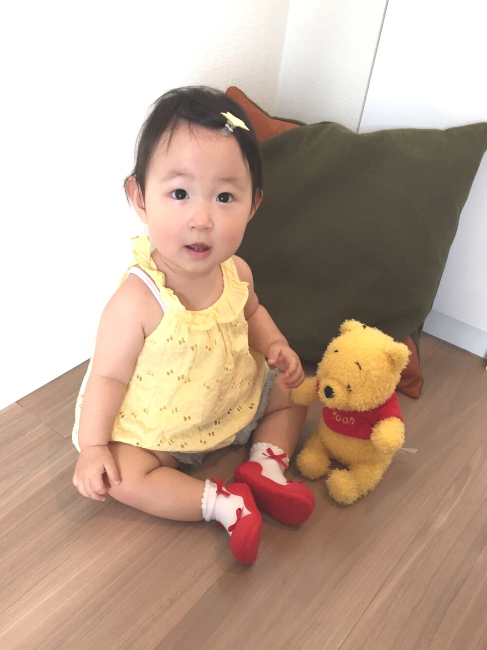 「おんなのこ、生後11ヶ月、babygap、putit main、ベビーフィート、プーさんコーデ、はちみつ、ベビーコーデ」｜「babyGAPのアイテム（ロンパース、イエロー系）」を使った、chunさん（キッズ・60cm）の夏コーディネートの1枚目の写真
