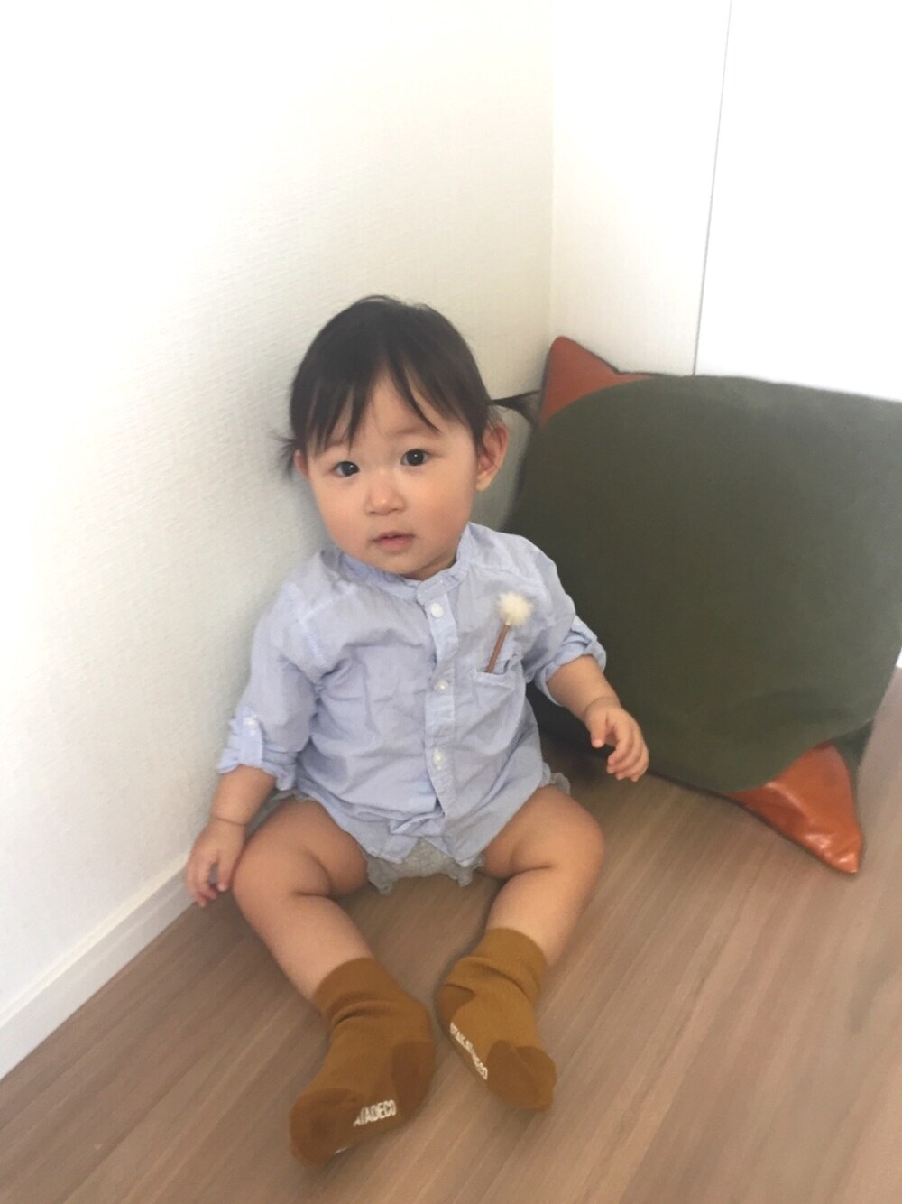 ブルー系のシャツ/ブラウス、グレー系のパンツ、イエロー系のソックス/靴下を着用したキッズの秋コーディネートの1枚目の写真