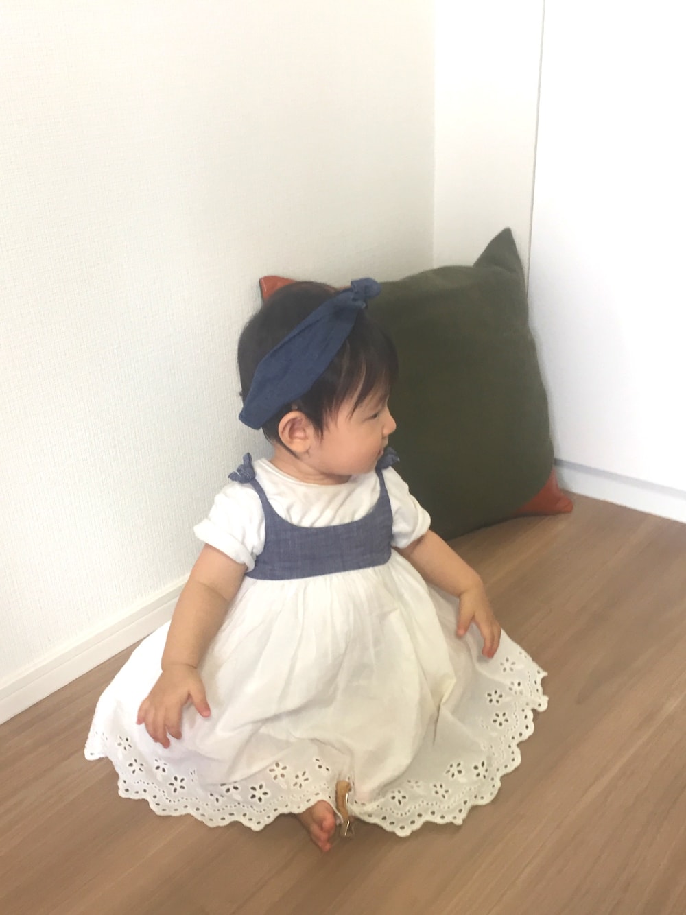 ホワイト系のワンピース、ホワイト系のTシャツ/カットソー、ブルー系のヘアバンドを着用したキッズの秋コーディネートの1枚目の写真