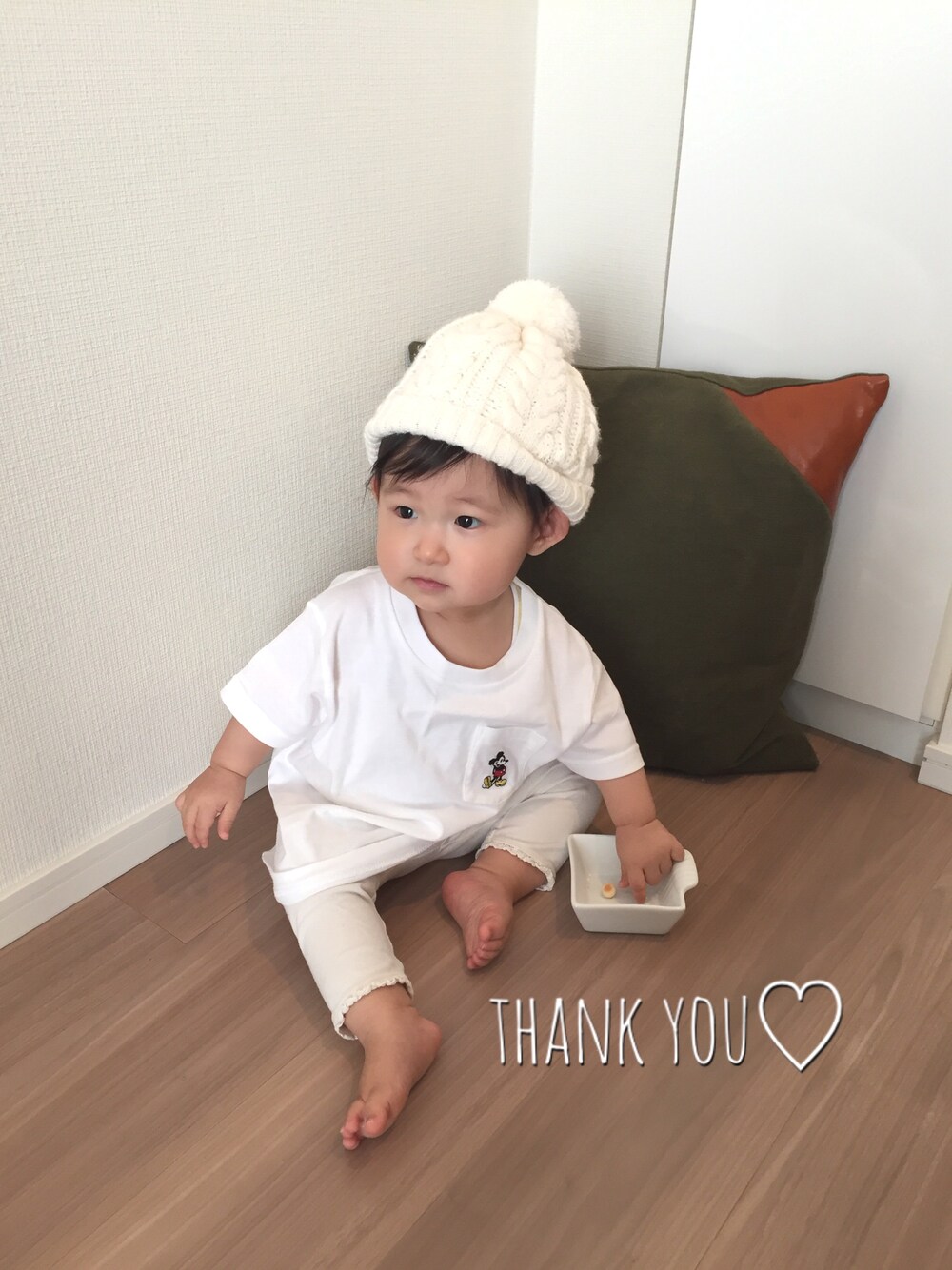 ホワイト系のTシャツ/カットソー、ホワイト系のその他パンツ、ホワイト系のその他を着用したキッズの秋コーディネートの1枚目の写真