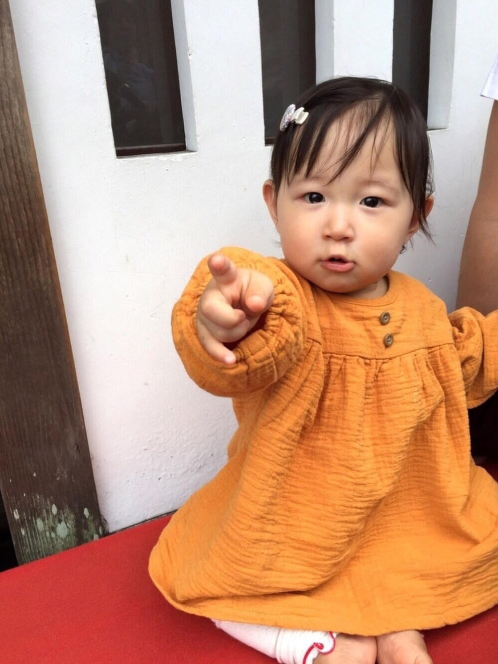 イエロー系のワンピース/ドレス、ホワイト系のバレッタ/ヘアクリップ、ホワイト系のレッグウォーマーを着用したキッズの秋コーディネートの1枚目の写真