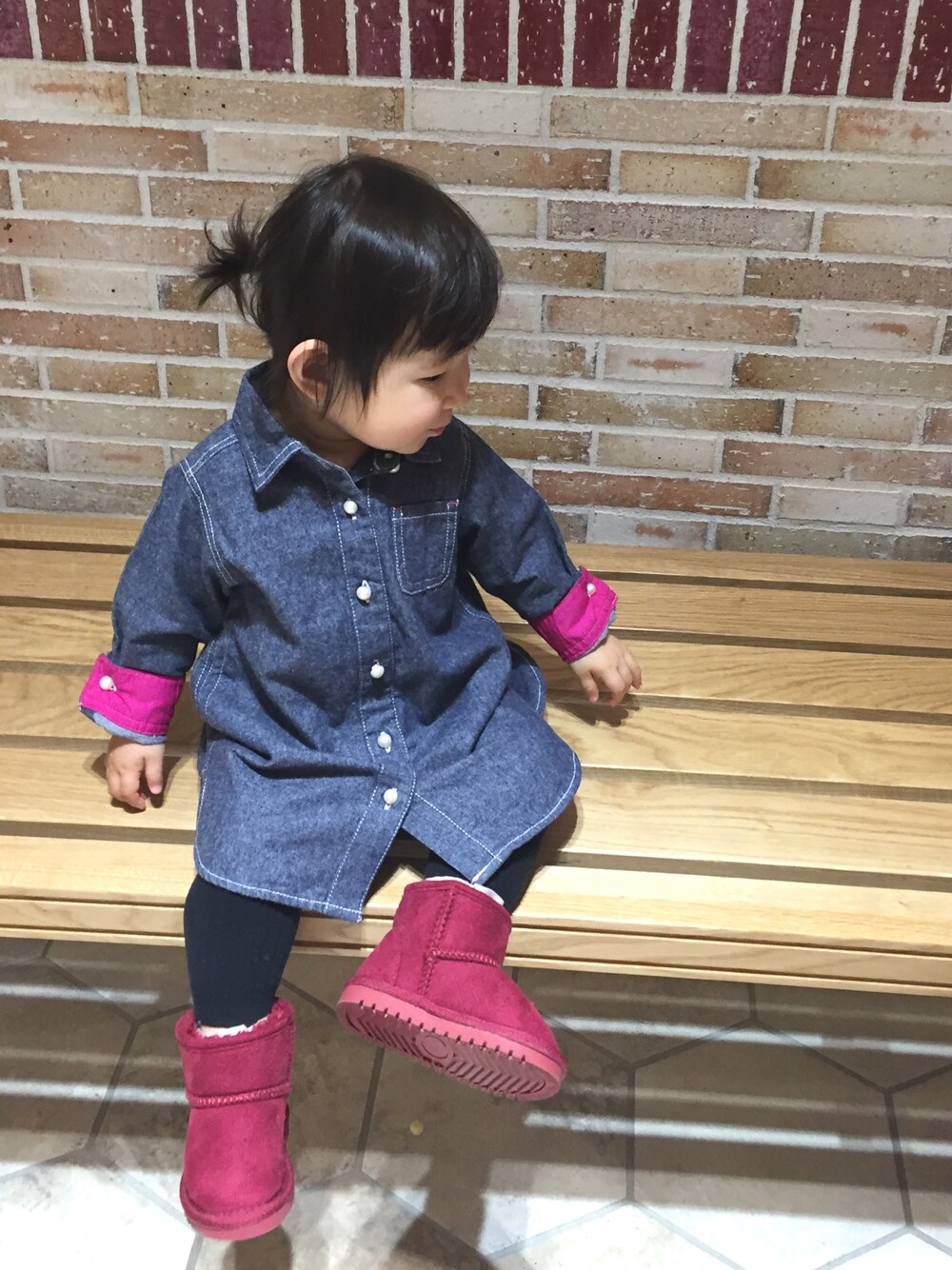 「キッズファッション、女の子コーデ、シンプルコーデ、デニムワンピース、ピンク、ムートンブーツ、ポニーテール、apres les cours、1歳5ヶ月」｜「apres les coursのシャツワンピース（シャツワンピース、ブルー系）」を使った、chunさん（キッズ・70cm）の冬コーディネートの1枚目の写真